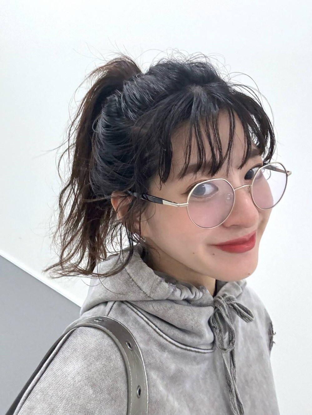 「カジュアル、着痩せ・細見え、オーバーサイズ、テーマパーク、デート/ロマンティック、女子会、女子ウケ、ミニスカート、マタニティウェア、ゆったり、ストリート、メガネ、スニーカー、フェミニン、ジーナシスト_JEANASIS」｜「JEANASISのラメリブニットパンツ/146389（その他パンツ、ブルー系）」を使った、AIKAさん（レディース・159cm）の秋コーディネートの7枚目の写真