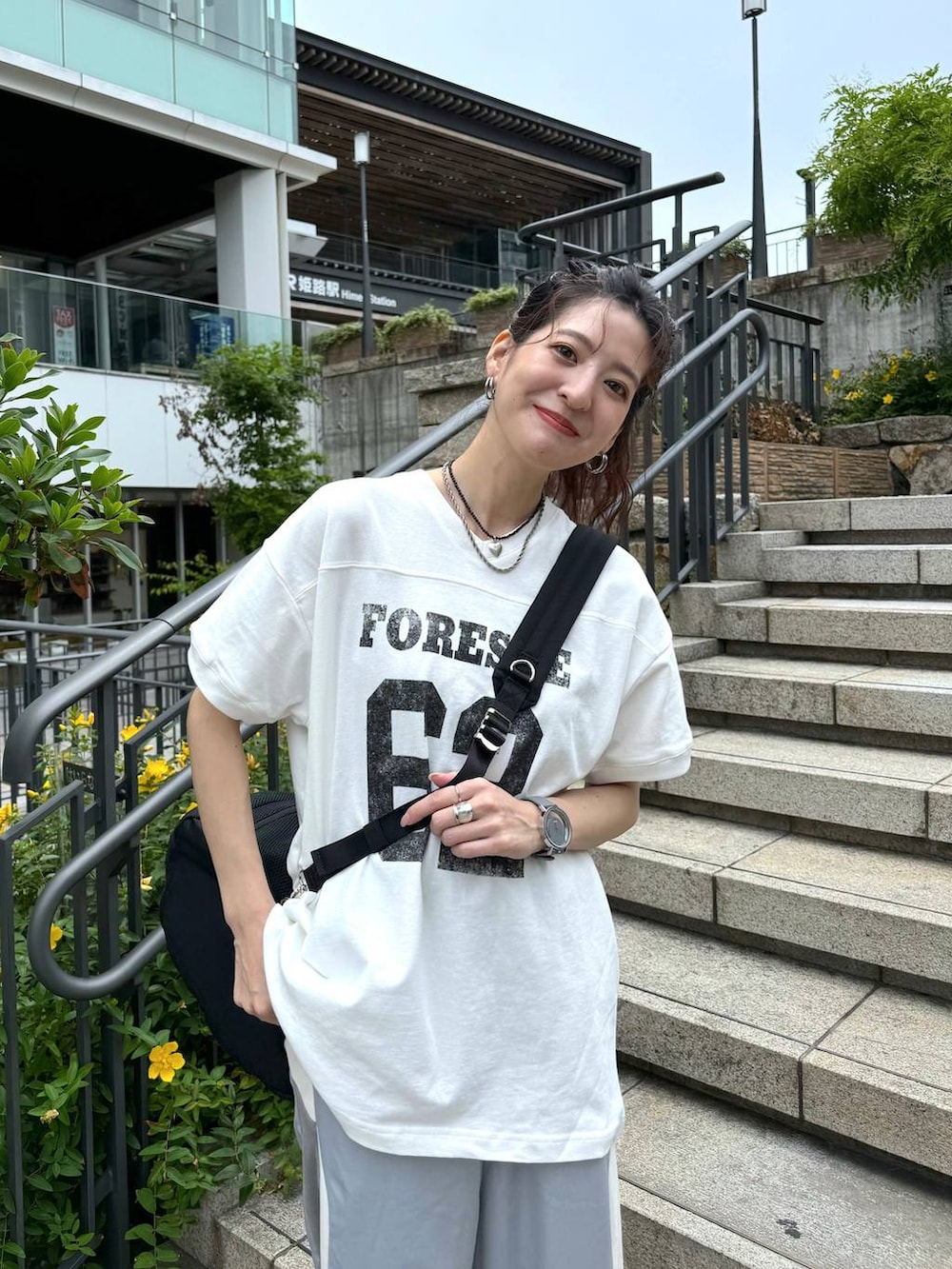 「カジュアル、着痩せ・細見え、オーバーサイズ、テーマパーク、デート/ロマンティック、女子会、女子ウケ、ゆったり、ストリート、メガネ、スニーカー、ジーナシスト_JEANASIS、JEANASIS、Tシャツ、ラフ」｜「JEANASISのナンバリングV BIG TEE/130565（Tシャツ/カットソー、ホワイト系）」を使った、AIKAさん（レディース・159cm）の夏コーディネートの6枚目の写真