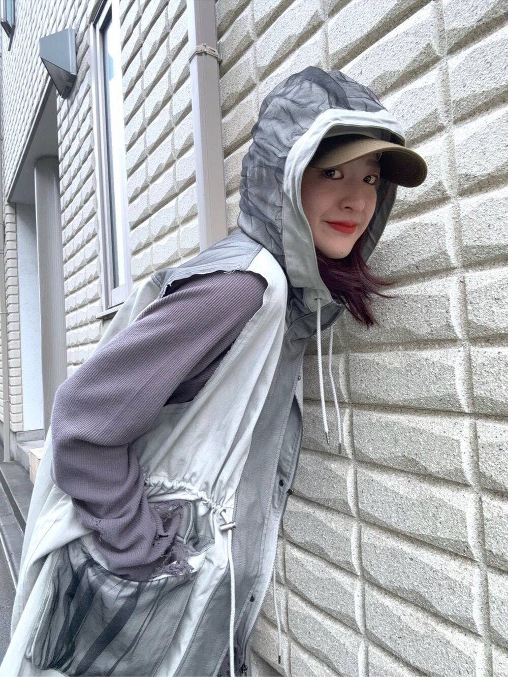 グレー系のTシャツ/カットソー、ベージュ系のその他アウター、ブラック系のスウェットパンツを着用したレディースの春コーディネートの2枚目の写真