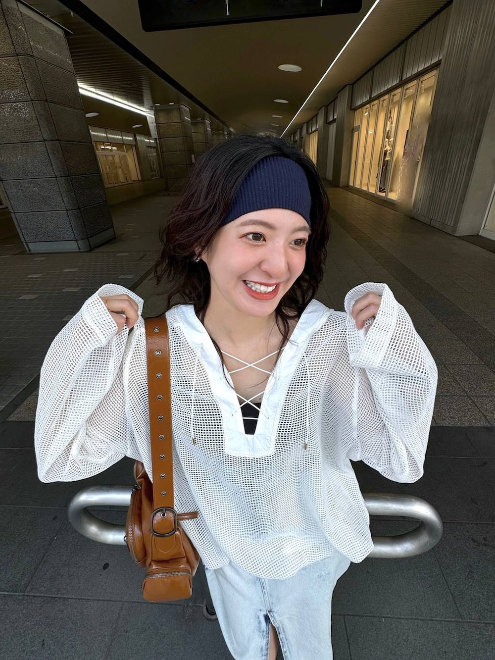 「スニーカー、ジーナシスト_JEANASIS、カジュアル、着痩せ・細見え、オーバーサイズ、テーマパーク、デート/ロマンティック、女子会、女子ウケ、ゆったり、ストリート、メガネ、JEANASIS、夏コーデ、楽ちんコーデ」｜「JEANASISの4ポケットワンショルダーBAG/131265（ショルダーバッグ、ブラウン系）」を使った、AIKAさん（レディース・159cm）の夏コーディネートの5枚目の写真