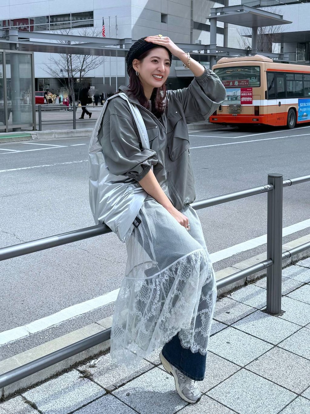 グリーン系のシャツ/ブラウス、ブルー系のデニムパンツ、グレー系のスカートを着用したレディースの春コーディネートの2枚目の写真