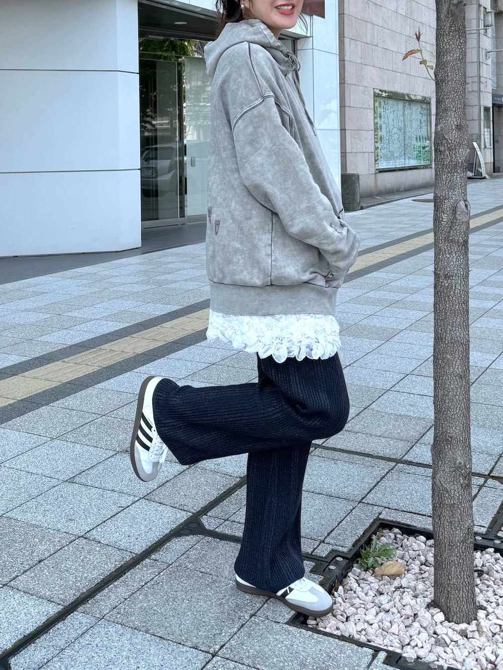 「カジュアル、着痩せ・細見え、オーバーサイズ、テーマパーク、デート/ロマンティック、女子会、女子ウケ、ミニスカート、マタニティウェア、ゆったり、ストリート、メガネ、スニーカー、フェミニン、ジーナシスト_JEANASIS」｜「JEANASISのラメリブニットパンツ/146389（その他パンツ、ブルー系）」を使った、AIKAさん（レディース・159cm）の秋コーディネートの2枚目の写真