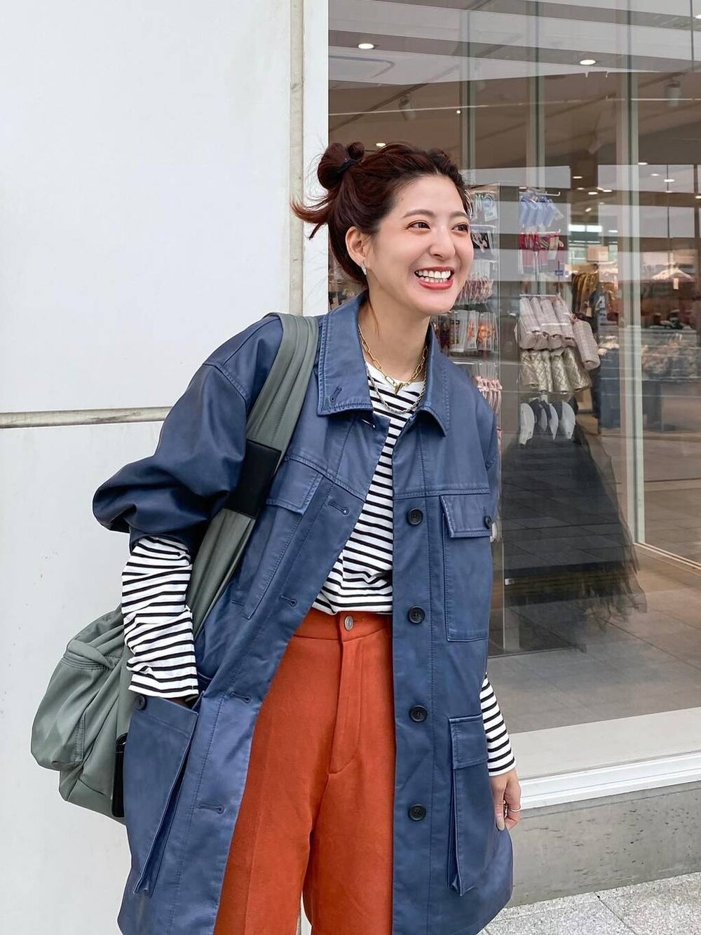 「カジュアル、着痩せ・細見え、オーバーサイズ、テーマパーク、スニーカー、ジーナシスト_JEANASIS、JEANASIS、ジャケット、デート/ロマンティック、女子会、女子ウケ、ゆったり、ストリート、メガネ、秋コーデ」｜「JEANASISのナイロンベルトボディBAG/190691（ボディバッグ/ウエストポーチ、グリーン系）」を使った、AIKAさん（レディース・159cm）の秋コーディネートの4枚目の写真