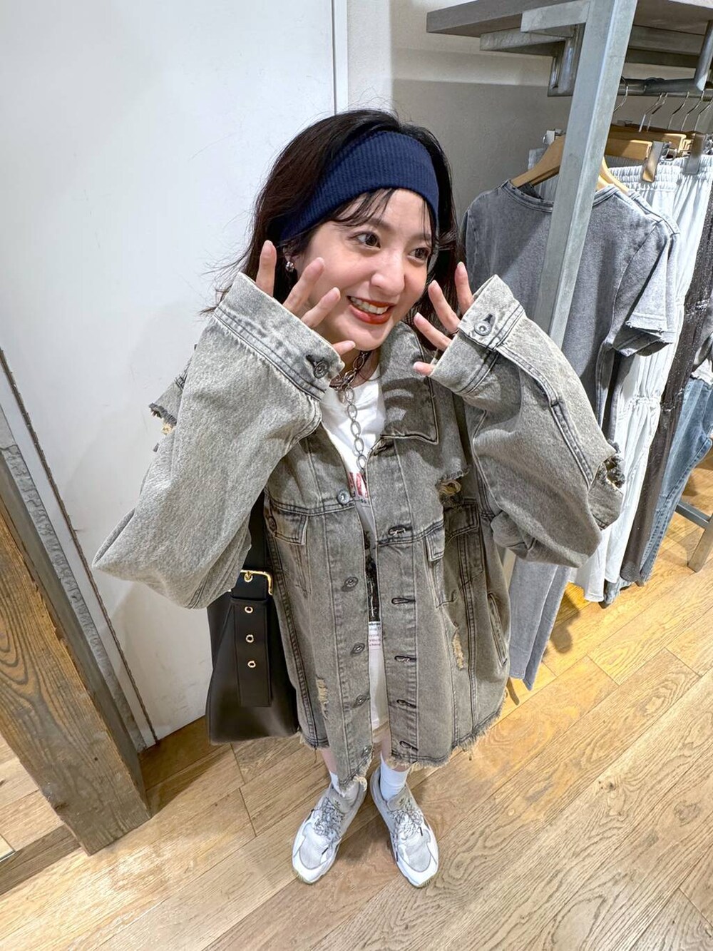 「カジュアル、着痩せ・細見え、オーバーサイズ、テーマパーク、デート/ロマンティック、女子会、女子ウケ、ゆったり、ストリート、メガネ、スニーカー、ジーナシスト_JEANASIS、JEGGINGS_JEANASIS、デニムジャケット、秋コーデ」｜「JEANASISのクラッシュルーズＧジャン/133305（デニムジャケット、グレー系）」を使った、AIKAさん（レディース・159cm）の夏コーディネートの4枚目の写真