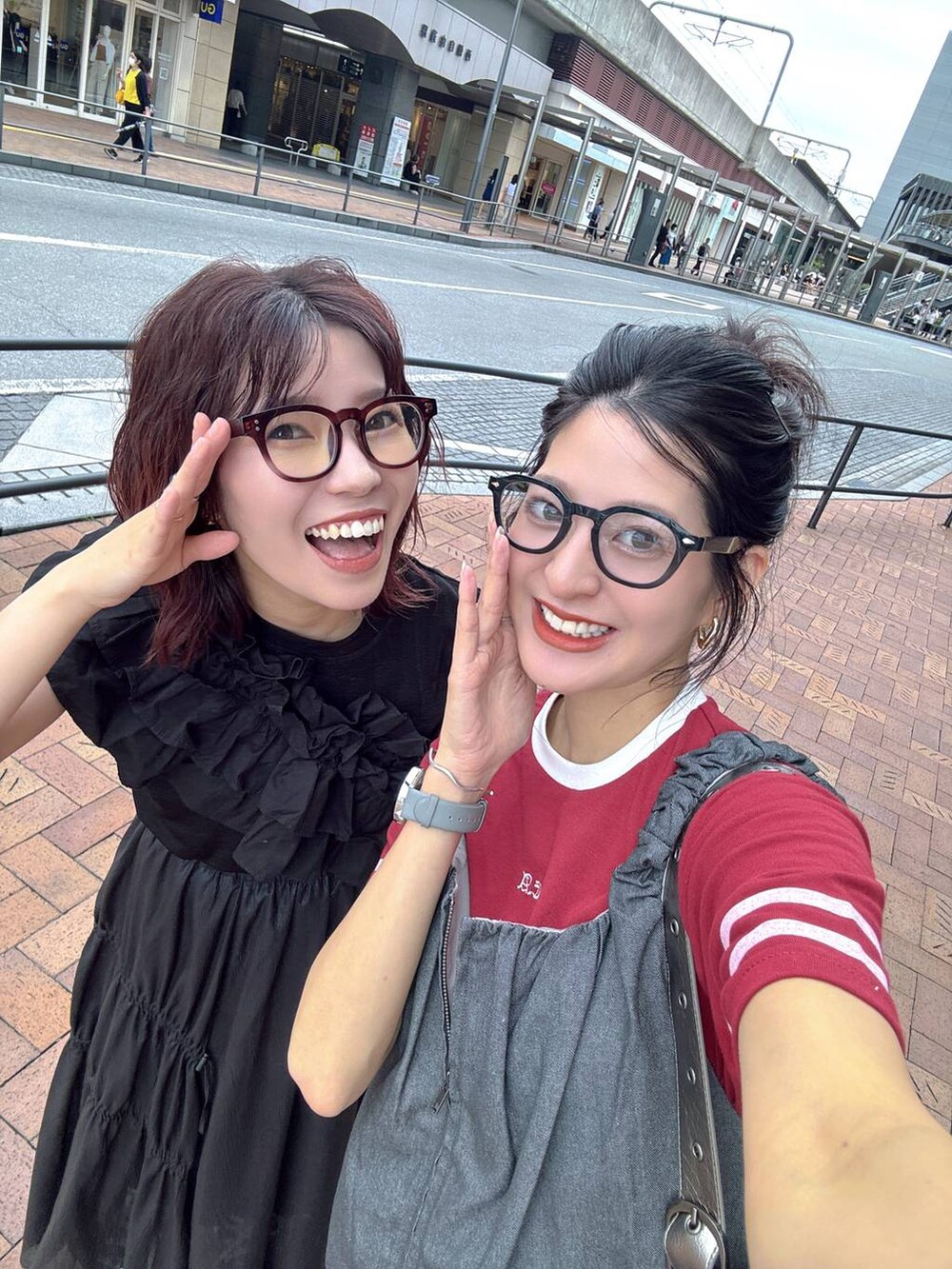 シルバー系のショルダーバッグ、レッド系のTシャツ/カットソー、グレー系のジャンパースカートを着用したレディースの夏コーディネートの6枚目の写真