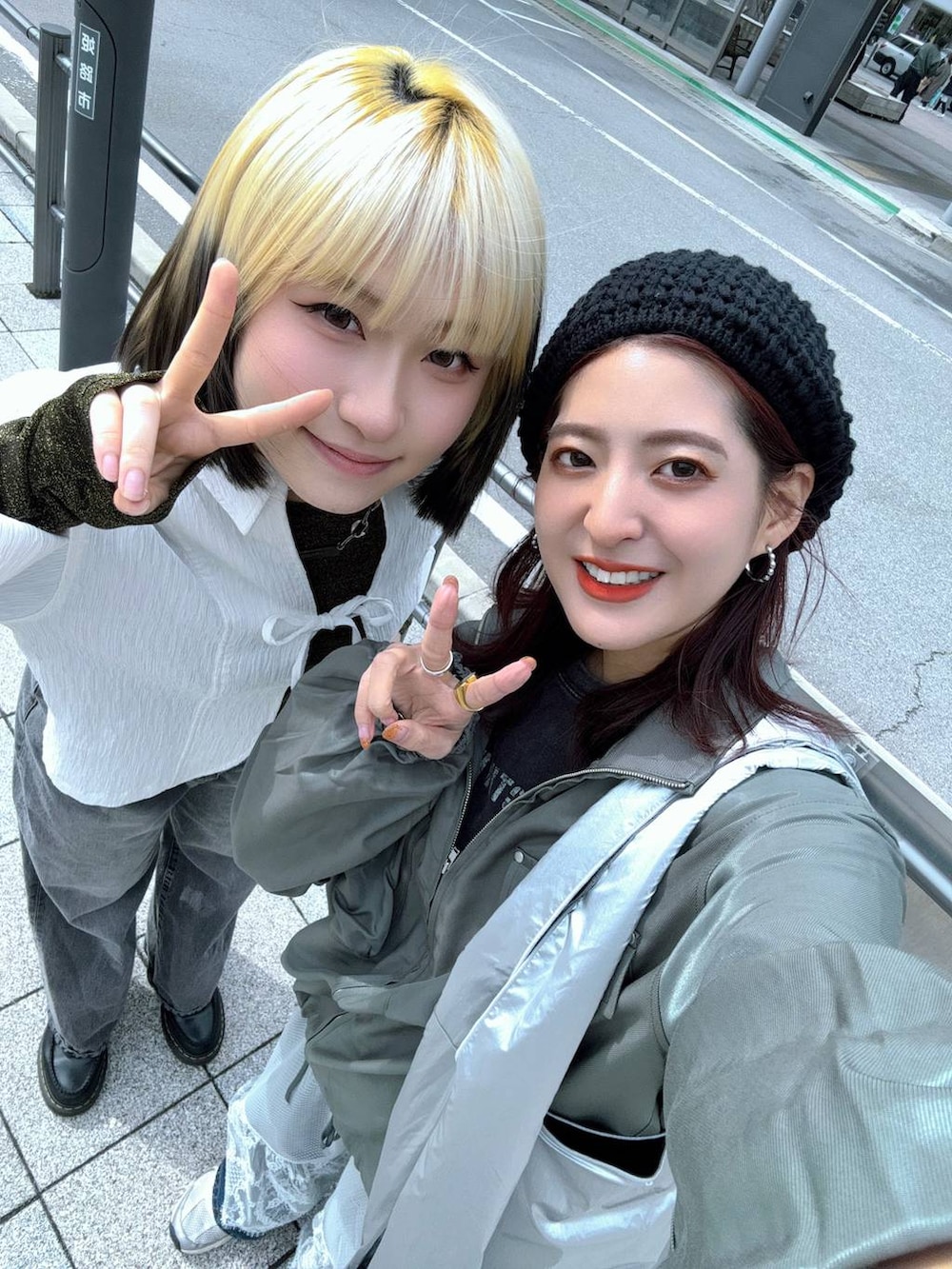 グリーン系のシャツ/ブラウス、ブルー系のデニムパンツ、グレー系のスカートを着用したレディースの春コーディネートの7枚目の写真