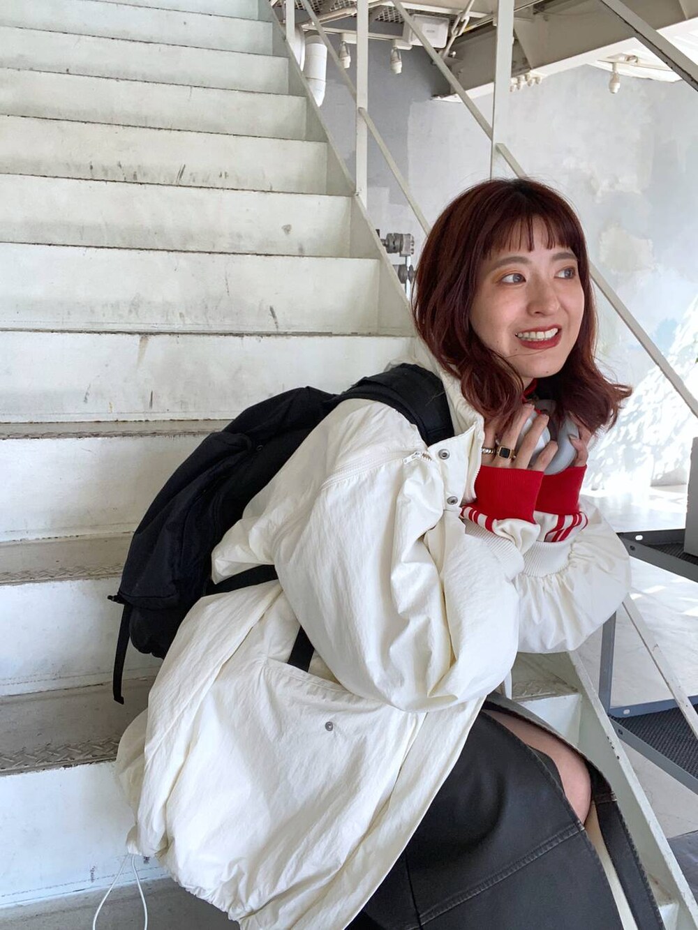 「コート、ロングスカート、スポーティ、カジュアル、着痩せ・細見え、オーバーサイズ、テーマパーク、デート/ロマンティック、女子会、女子ウケ、ゆったり、ストリート、メガネ、スニーカー、ジーナシスト_JEANASIS」｜「JEANASISのソデ2WAY M-65コート/169187（ナイロンジャケット、ホワイト系）」を使った、AIKAさん（レディース・159cm）の秋コーディネートの4枚目の写真