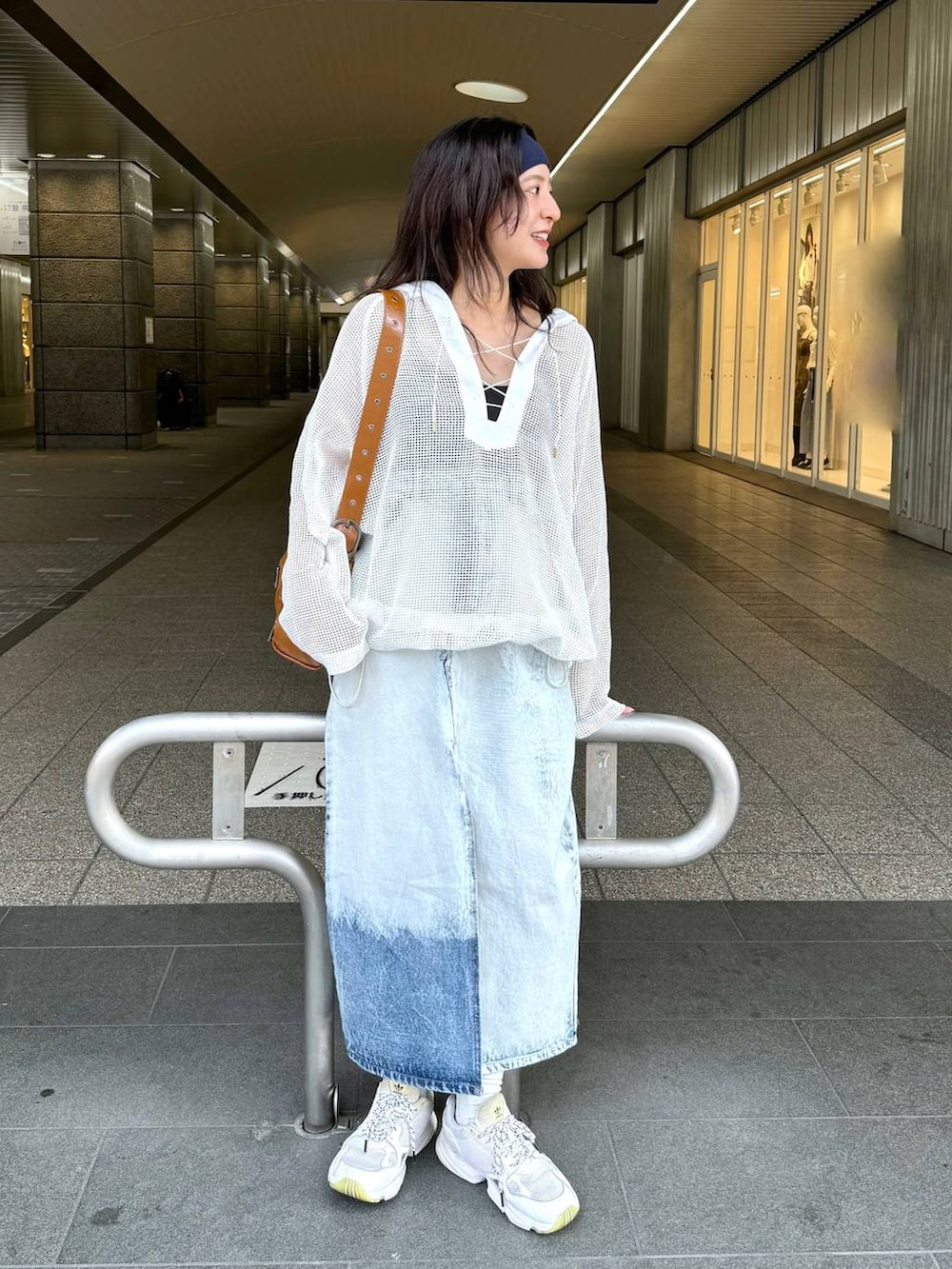 「スニーカー、ジーナシスト_JEANASIS、カジュアル、着痩せ・細見え、オーバーサイズ、テーマパーク、デート/ロマンティック、女子会、女子ウケ、ゆったり、ストリート、メガネ、JEANASIS、夏コーデ、楽ちんコーデ」｜「JEANASISの4ポケットワンショルダーBAG/131265（ショルダーバッグ、ブラウン系）」を使った、AIKAさん（レディース・159cm）の夏コーディネートの6枚目の写真