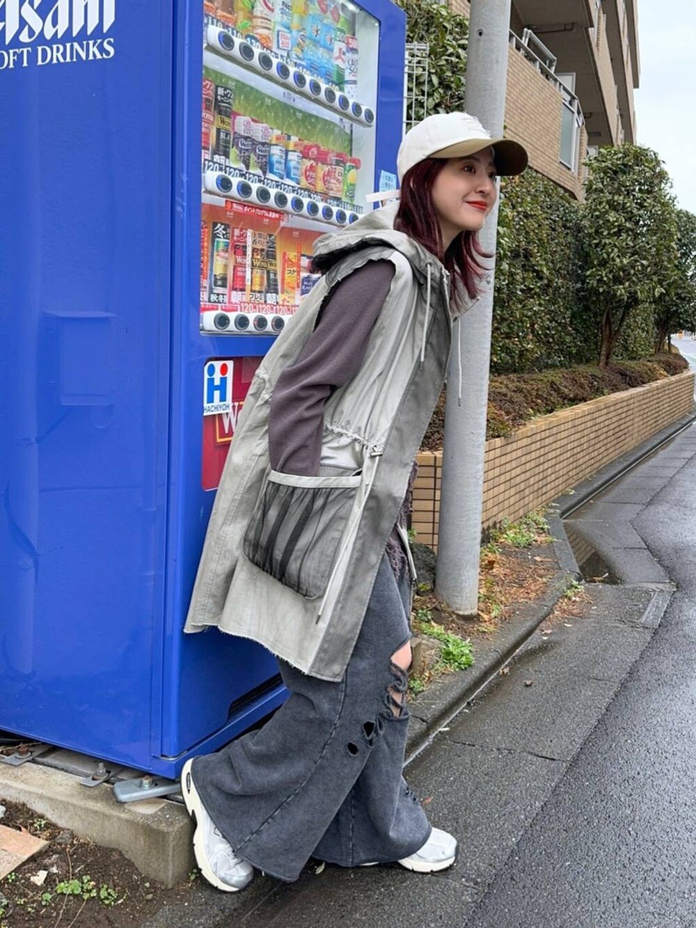 グレー系のTシャツ/カットソー、ベージュ系のその他アウター、ブラック系のスウェットパンツを着用したレディースの春コーディネートの4枚目の写真