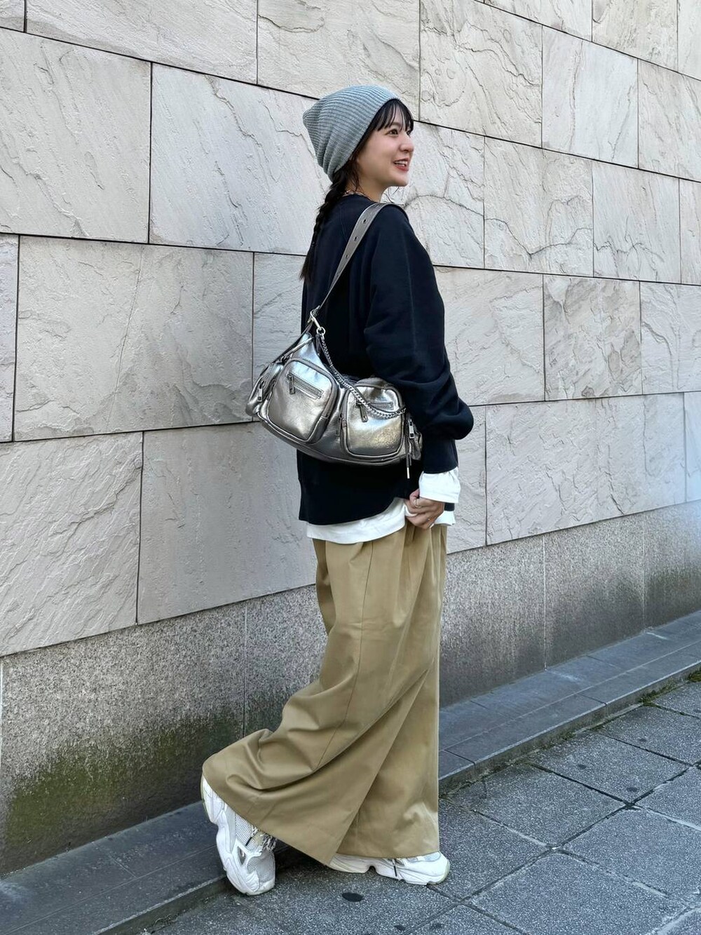 シルバー系のショルダーバッグ、ベージュ系のチノパンツ、ホワイト系のTシャツ/カットソーを着用したレディースの夏コーディネートの2枚目の写真