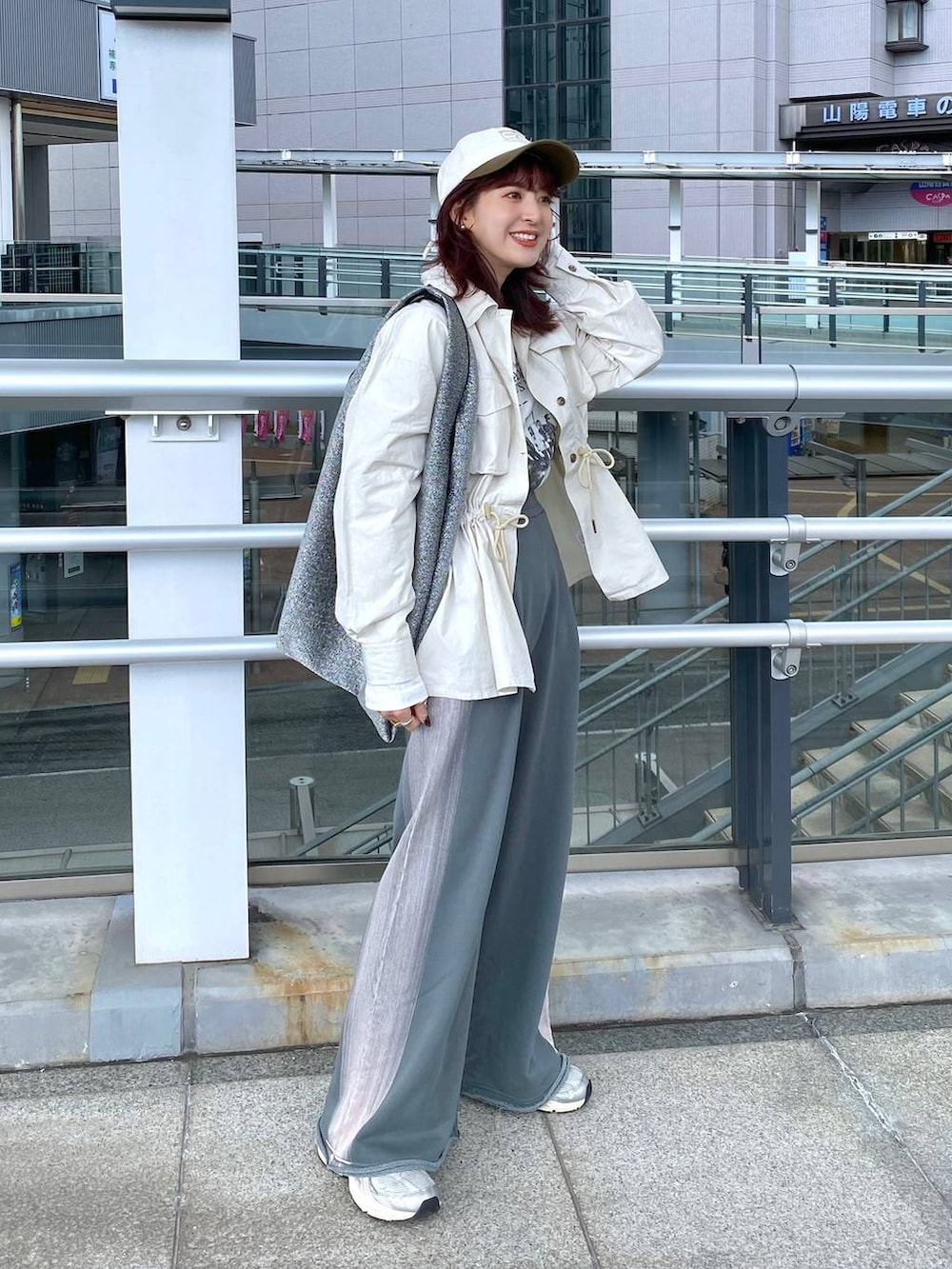 「カジュアル、着痩せ・細見え、オーバーサイズ、テーマパーク、デート/ロマンティック、女子会、女子ウケ、ゆったり、ストリート、メガネ、スニーカー、ジーナシスト_JEANASIS、JEANASIS、春コーデ、キャップ」｜「JEANASISのブリーチカコウウラケワイドパンツ/102666（スウェットパンツ、グレー系）」を使った、AIKAさん（レディース・159cm）の冬コーディネートの6枚目の写真