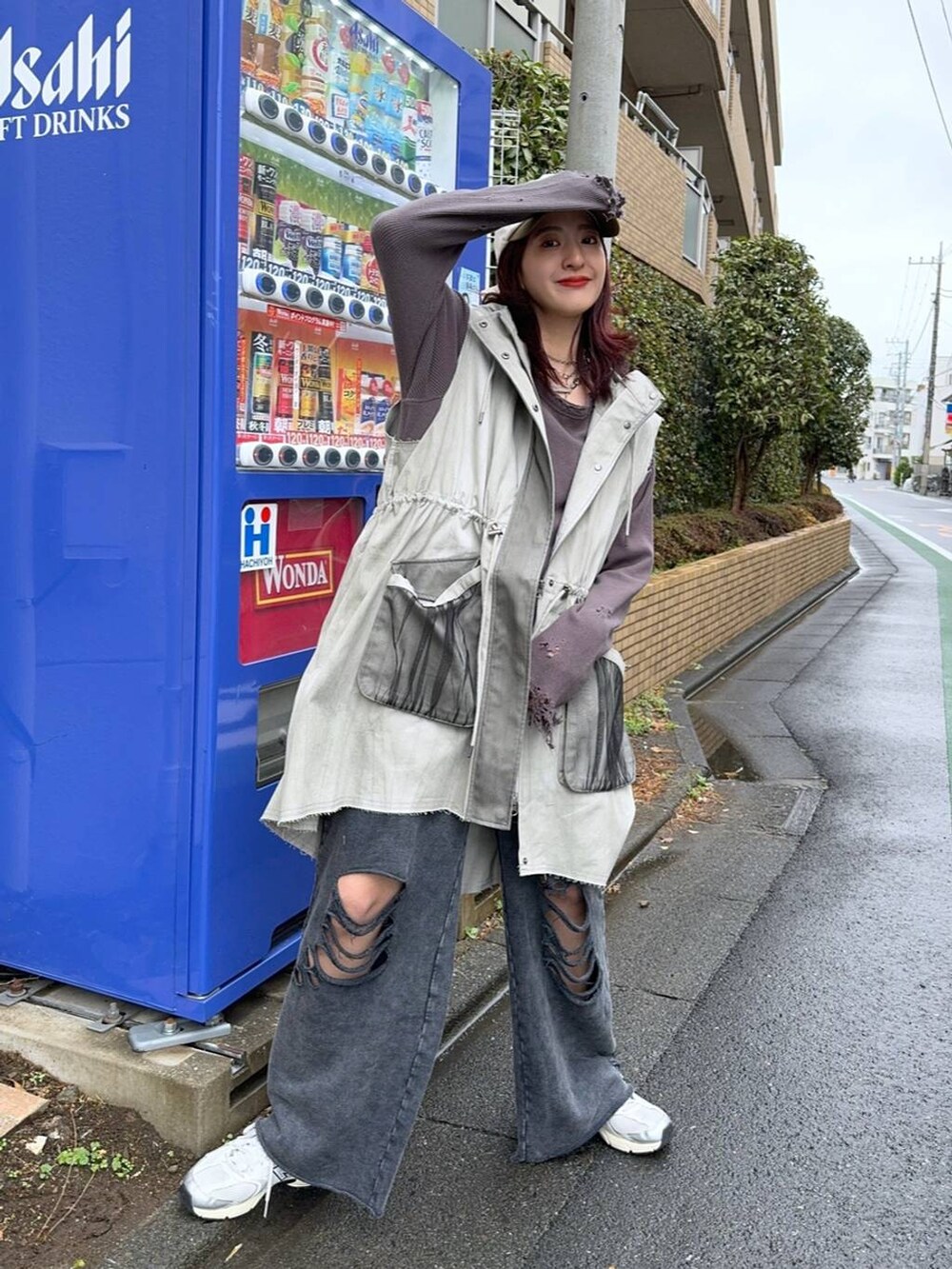 グレー系のTシャツ/カットソー、ベージュ系のその他アウター、ブラック系のスウェットパンツを着用したレディースの春コーディネートの3枚目の写真