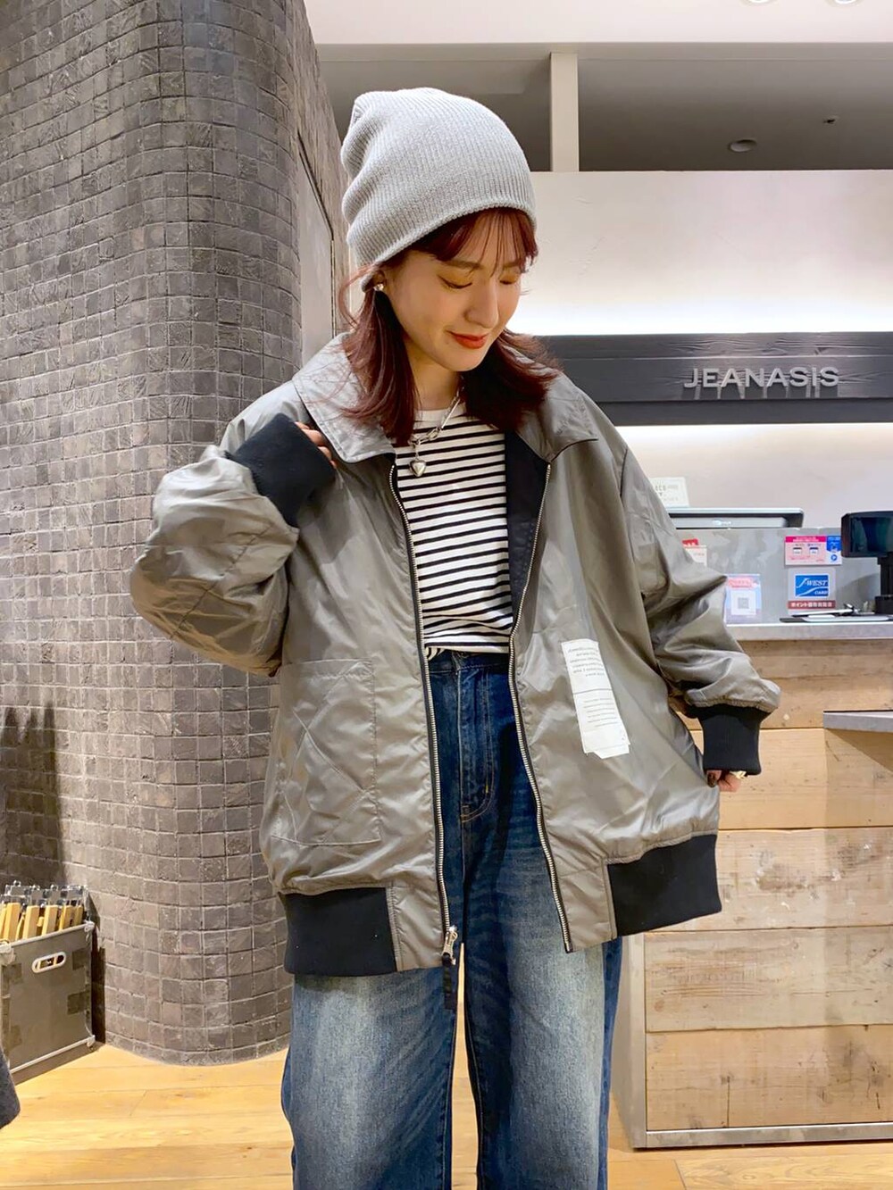 「カジュアル、ジャケット、ニット帽、デニムパンツ、着痩せ・細見え、オーバーサイズ、テーマパーク、デート/ロマンティック、女子会、女子ウケ、ゆったり、ストリート、スニーカー、ジーナシスト_JEANASIS、JEANASIS」｜「JEANASISのボリューム2レンハートネックレス/968927（ネックレス、シルバー系）」を使った、AIKAさん（レディース・159cm）の冬コーディネートの3枚目の写真