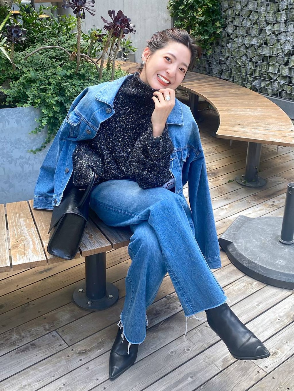 「女子ウケ、ゆったり、ストリート、カジュアル、オーバーサイズ、メガネ、スニーカー、デニムパンツ、デニムジャケット、ジーナシスト_JEANASIS、JEANASIS、eL、女子会、ニット、きれいめ」｜「eLの【eL】Chain Mini Bag/966585（ハンドバッグ、ブラック系）」を使った、AIKAさん（レディース・158cm）の夏コーディネートの6枚目の写真