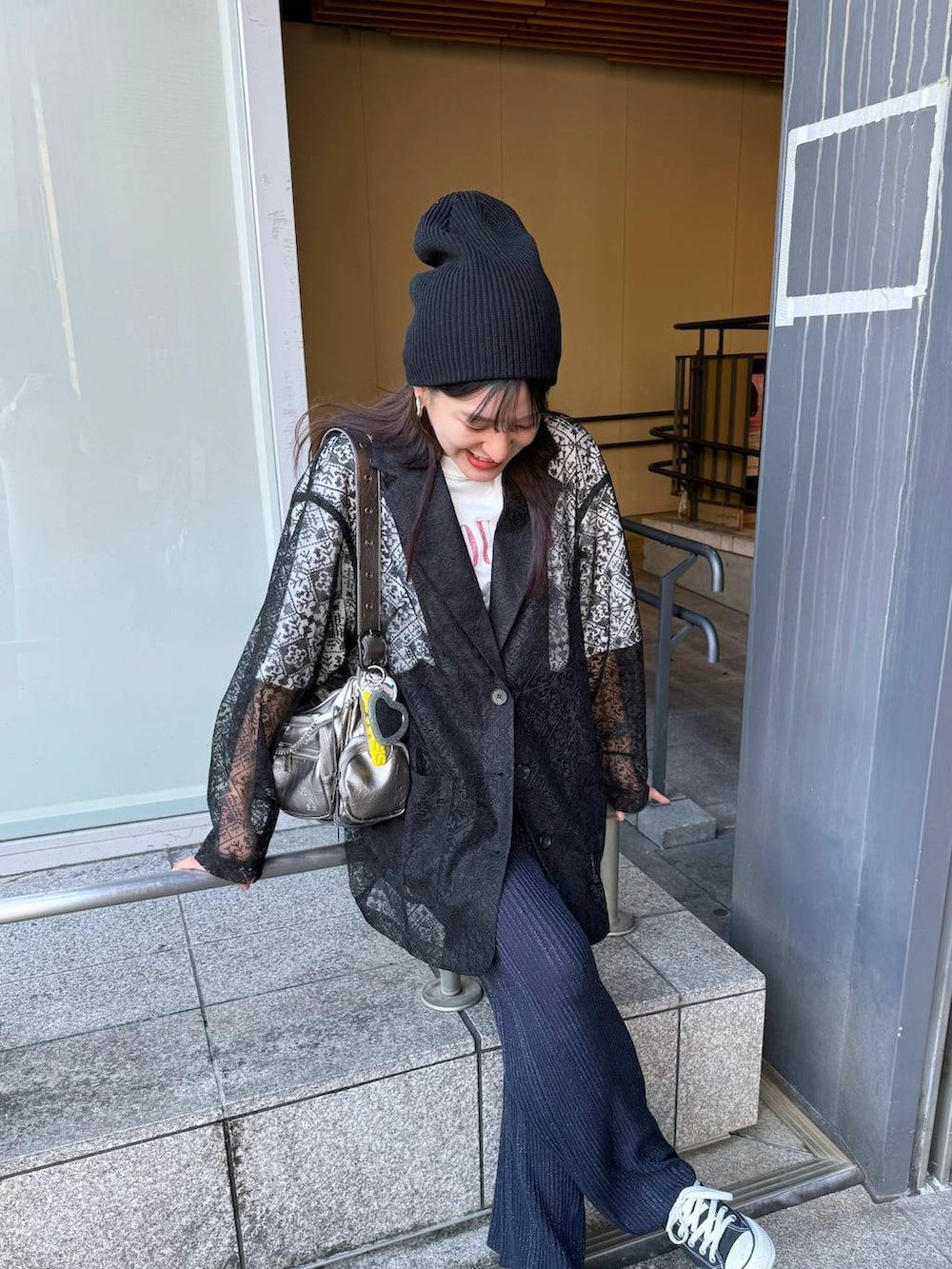 「カジュアル、着痩せ・細見え、オーバーサイズ、テーマパーク、デート/ロマンティック、女子会、女子ウケ、ゆったり、ストリート、メガネ、スニーカー、ジーナシスト_JEANASIS、JEANASIS、ジャケット、ジャケットスタイル」｜「JEANASISのSPACEY ヴィンテージ TEE/116979（Tシャツ/カットソー、ホワイト系）」を使った、AIKAさん（レディース・159cm）の秋コーディネートの5枚目の写真