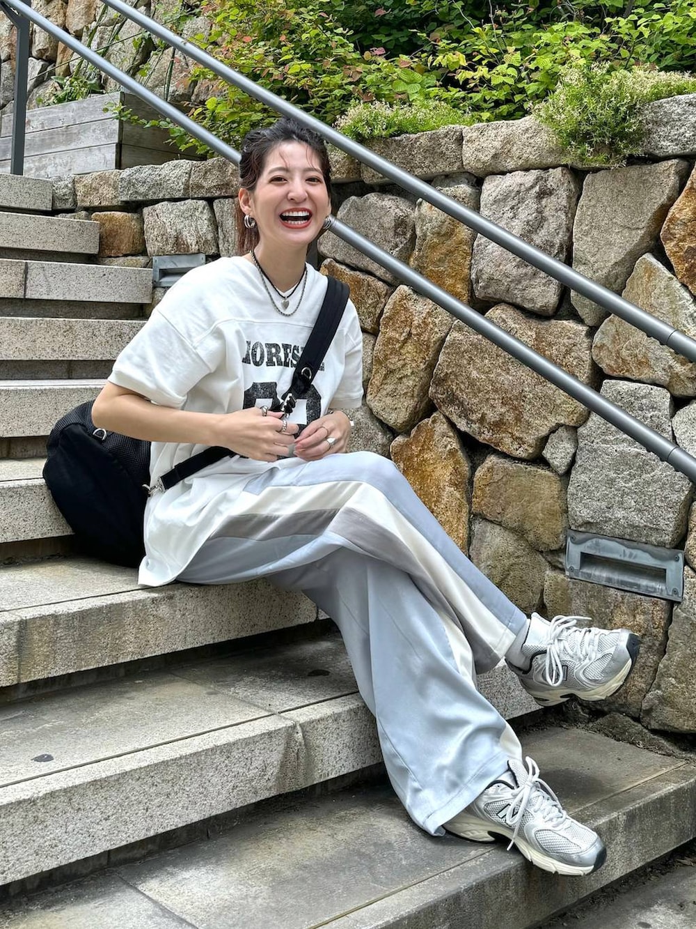 「カジュアル、着痩せ・細見え、オーバーサイズ、テーマパーク、デート/ロマンティック、女子会、女子ウケ、ゆったり、ストリート、メガネ、スニーカー、ジーナシスト_JEANASIS、JEANASIS、Tシャツ、ラフ」｜「JEANASISのナンバリングV BIG TEE/130565（Tシャツ/カットソー、ホワイト系）」を使った、AIKAさん（レディース・159cm）の夏コーディネートの5枚目の写真