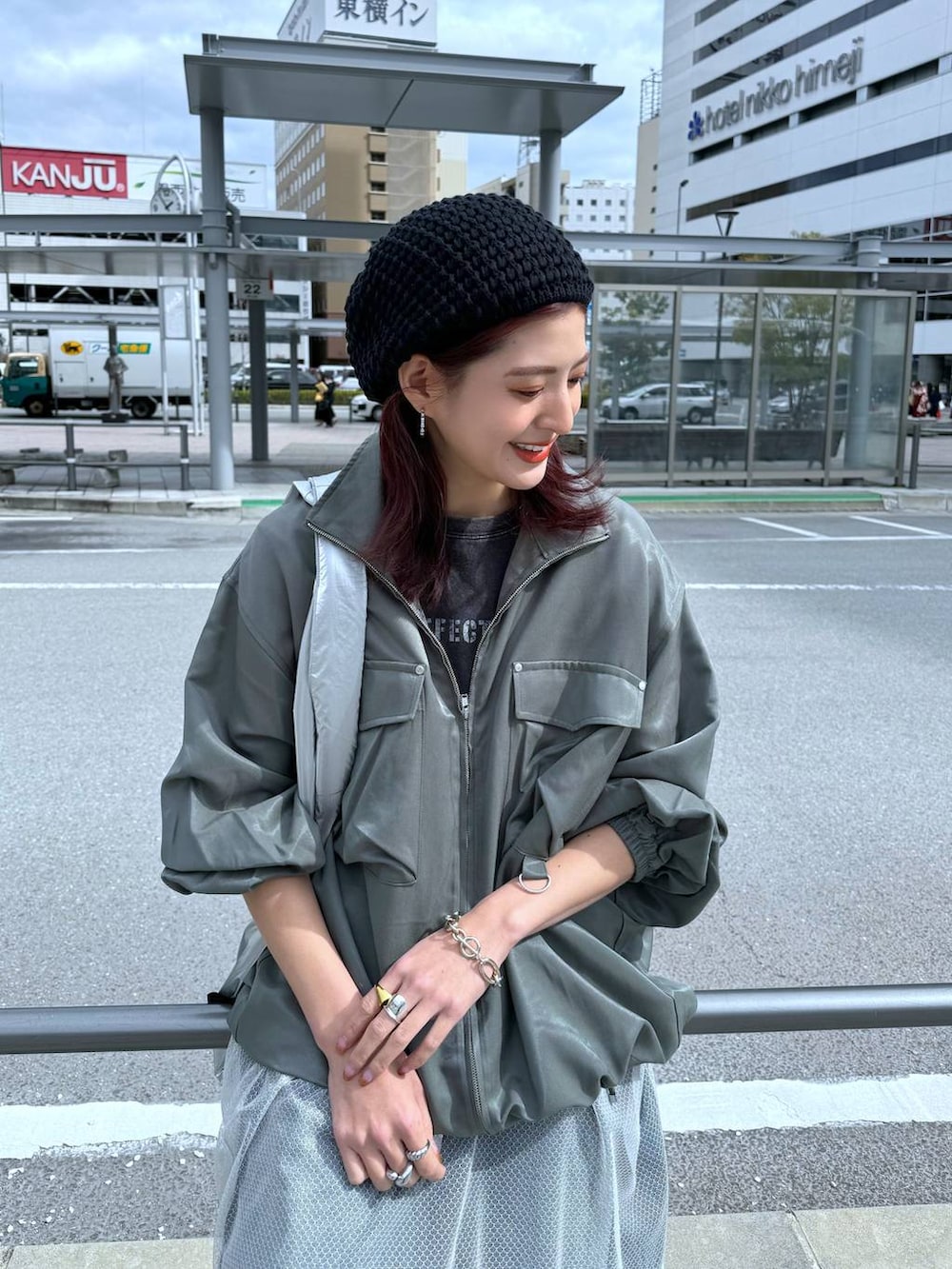 グリーン系のシャツ/ブラウス、ブルー系のデニムパンツ、グレー系のスカートを着用したレディースの春コーディネートの5枚目の写真