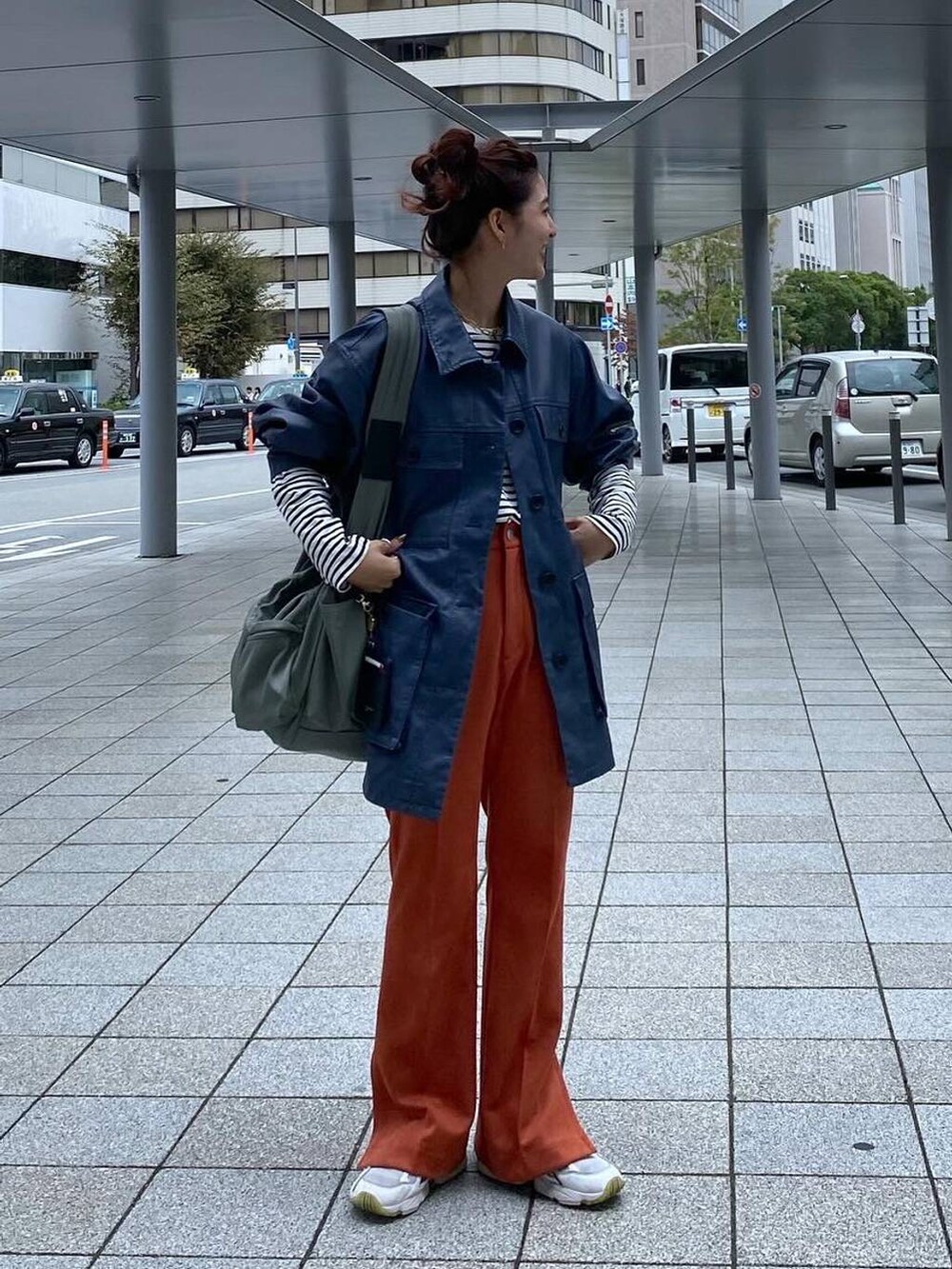 「カジュアル、着痩せ・細見え、オーバーサイズ、テーマパーク、スニーカー、ジーナシスト_JEANASIS、JEANASIS、ジャケット、デート/ロマンティック、女子会、女子ウケ、ゆったり、ストリート、メガネ、秋コーデ」｜「JEANASISのナイロンベルトボディBAG/190691（ボディバッグ/ウエストポーチ、グリーン系）」を使った、AIKAさん（レディース・159cm）の秋コーディネートの2枚目の写真