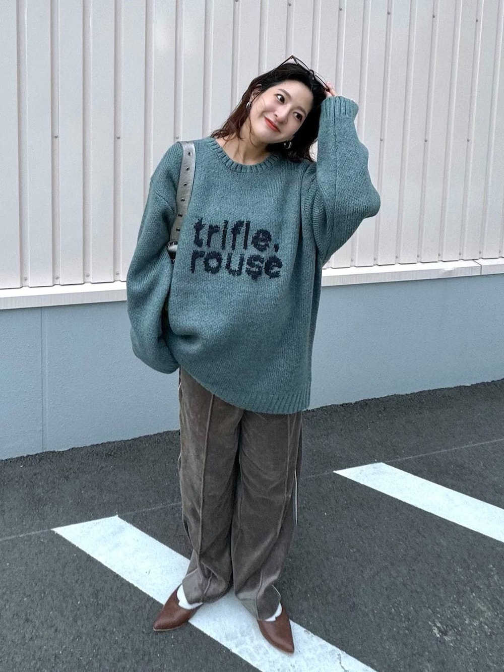 「カジュアル、着痩せ・細見え、オーバーサイズ、テーマパーク、デート/ロマンティック、女子会、女子ウケ、ゆったり、ストリート、メガネ、スニーカー、ジーナシスト_JEANASIS、JEANASIS」｜「JEANASISの4ポケットワンショルダーBAG/131265（ショルダーバッグ、シルバー系）」を使った、AIKAさん（レディース・159cm）の秋コーディネートの6枚目の写真
