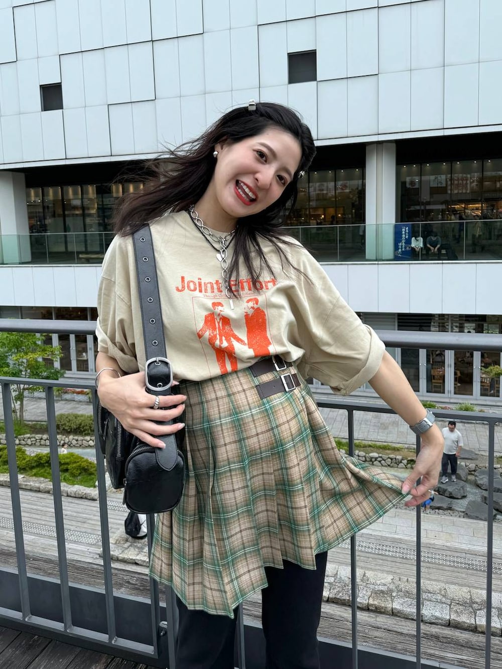 「スニーカー、ジーナシスト_JEANASIS、JEANASIS、スカート、ミニスカート、夏コーデ、マタニティウェア、Tシャツ、リラックス、カジュアル、着痩せ・細見え、オーバーサイズ、テーマパーク、デート/ロマンティック、女子会」｜「JEANASISのブリーチカコウリブパンツ/129796（スウェットパンツ、ブラック系）」を使った、AIKAさん（レディース・159cm）の夏コーディネートの6枚目の写真
