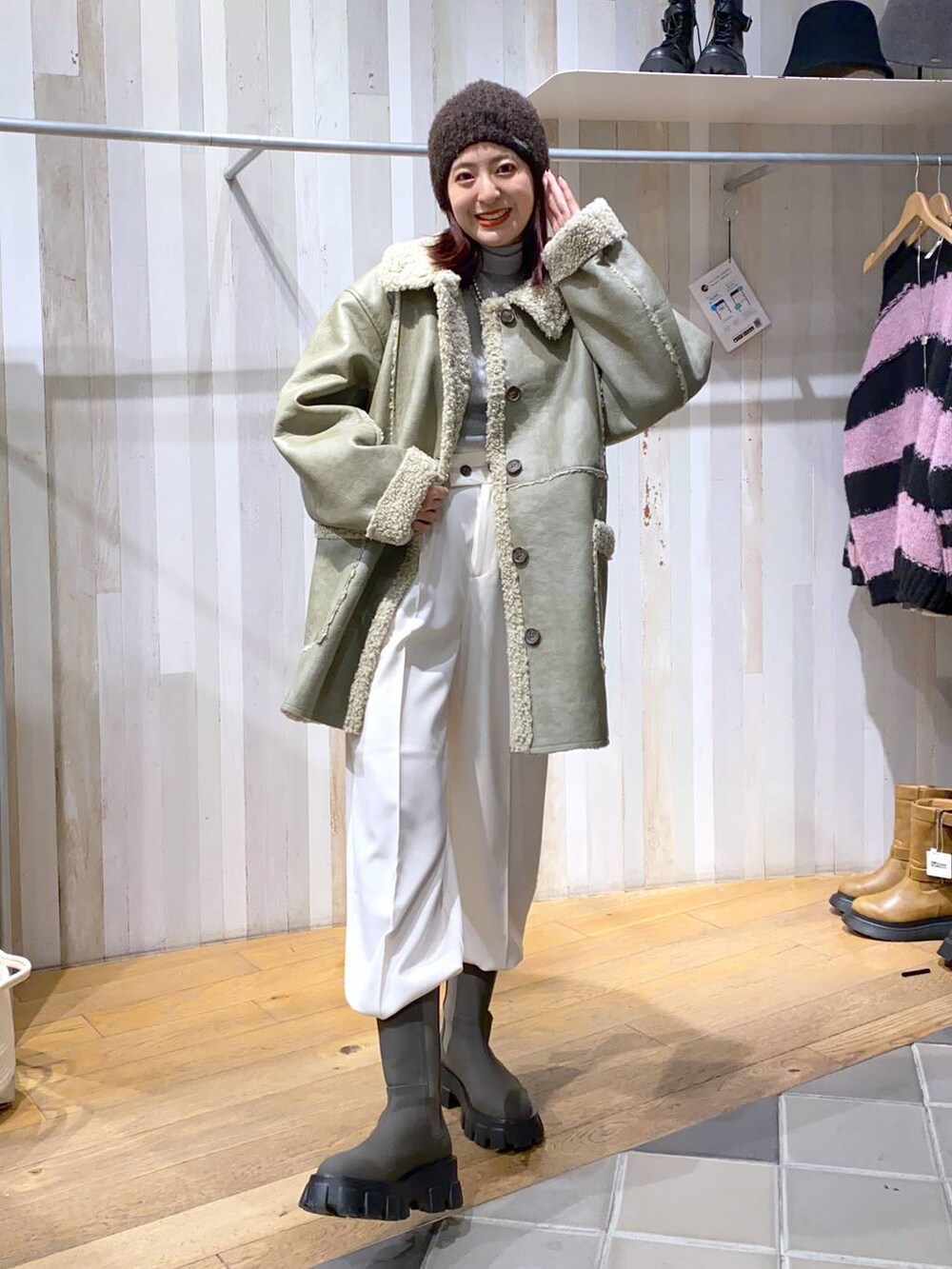 「カジュアル、着痩せ・細見え、オーバーサイズ、テーマパーク、デート/ロマンティック、女子会、女子ウケ、ゆったり、ストリート、スニーカー、ニット帽、ブーツ、ジーナシスト_JEANASIS、JEANASIS、冬コーデ」｜「JEANASISのラグソールミドルブーツ/971032（ブーツ、グリーン系）」を使った、AIKAさん（レディース・159cm）の秋コーディネートの4枚目の写真