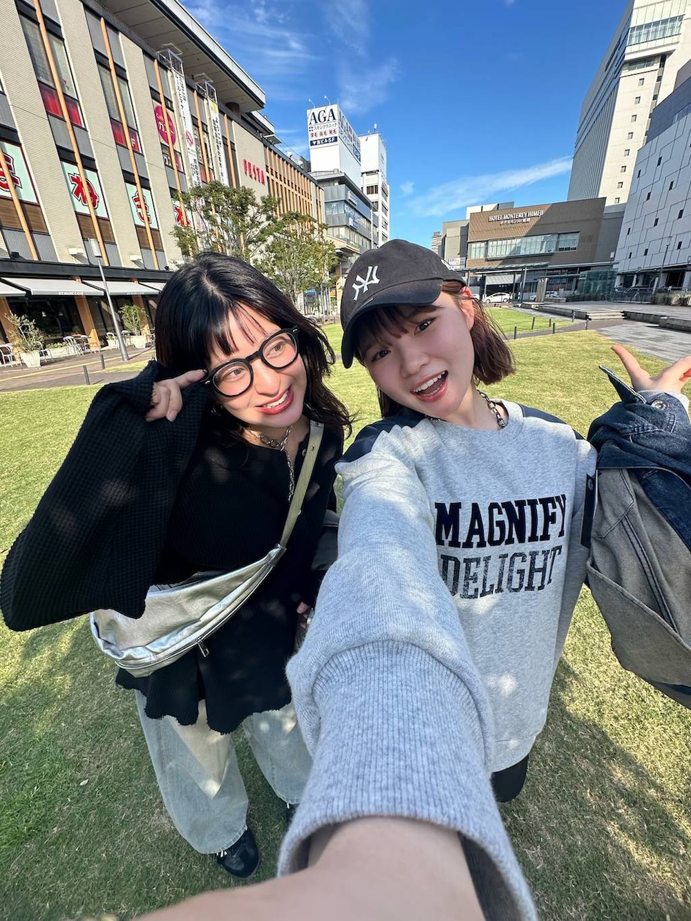 「カジュアル、着痩せ・細見え、オーバーサイズ、テーマパーク、デート/ロマンティック、女子会、女子ウケ、ゆったり、ストリート、メガネ、スニーカー、ジーナシスト_JEANASIS、JEANASIS、デニムパンツ、秋コーデ」｜「JEANASISのBIG 2WAYショルダー/145662（ショルダーバッグ、シルバー系）」を使った、AIKAさん（レディース・159cm）の秋コーディネートの7枚目の写真