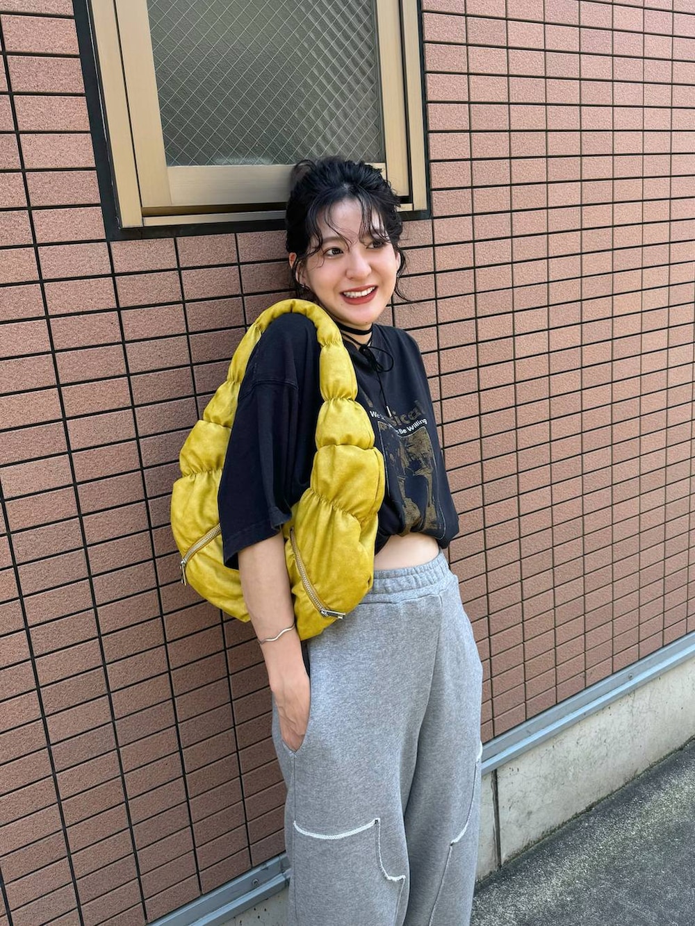 「カジュアル、着痩せ・細見え、オーバーサイズ、テーマパーク、デート/ロマンティック、女子会、女子ウケ、ゆったり、ストリート、夏コーデ、Tシャツ、楽ちんコーデ、スウェットパンツ、メガネ、スニーカー」｜「JEANASISのZIPギャザームーンBAG/130002（ハンドバッグ、イエロー系）」を使った、AIKAさん（レディース・159cm）の夏コーディネートの3枚目の写真