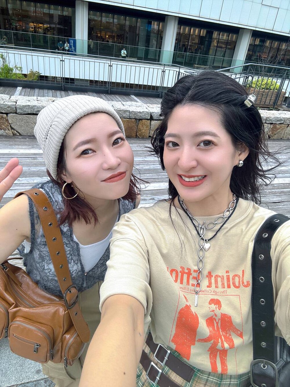 「スニーカー、ジーナシスト_JEANASIS、JEANASIS、スカート、ミニスカート、夏コーデ、マタニティウェア、Tシャツ、リラックス、カジュアル、着痩せ・細見え、オーバーサイズ、テーマパーク、デート/ロマンティック、女子会」｜「JEANASISのブリーチカコウリブパンツ/129796（スウェットパンツ、ブラック系）」を使った、AIKAさん（レディース・159cm）の夏コーディネートの7枚目の写真