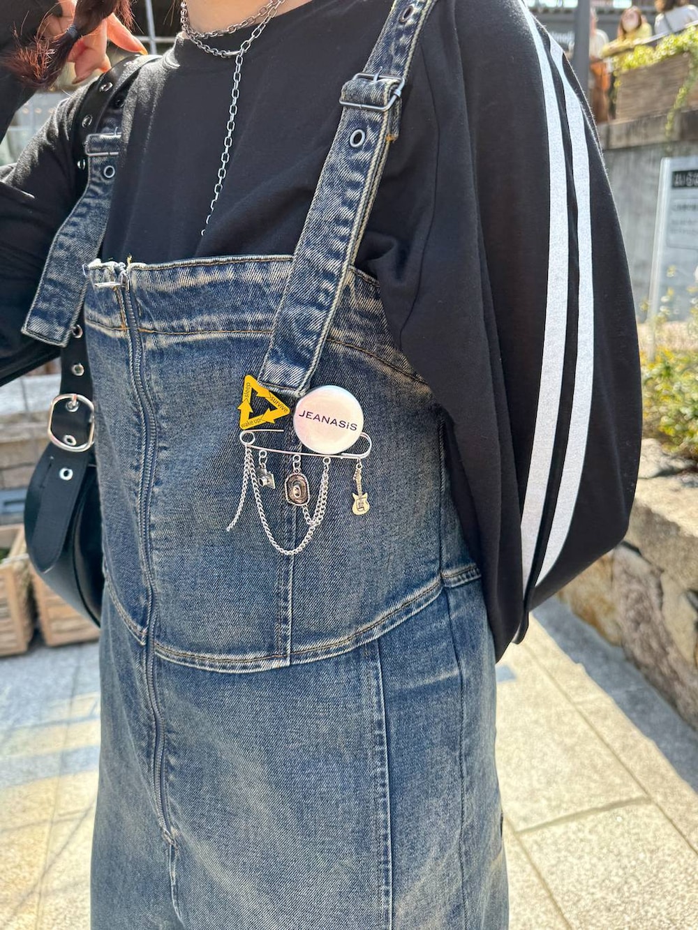 「春コーデ、スポーティ、スポーツミックス、カジュアル、着痩せ・細見え、オーバーサイズ、テーマパーク、デート/ロマンティック、女子会、女子ウケ、ゆったり、ストリート、メガネ、スニーカー、ジーナシスト_JEANASIS」｜「JEANASISのフェイクレザーZIPムーンBAG/106926（ショルダーバッグ、ブラック系）」を使った、AIKAさん（レディース・159cm）の春コーディネートの4枚目の写真