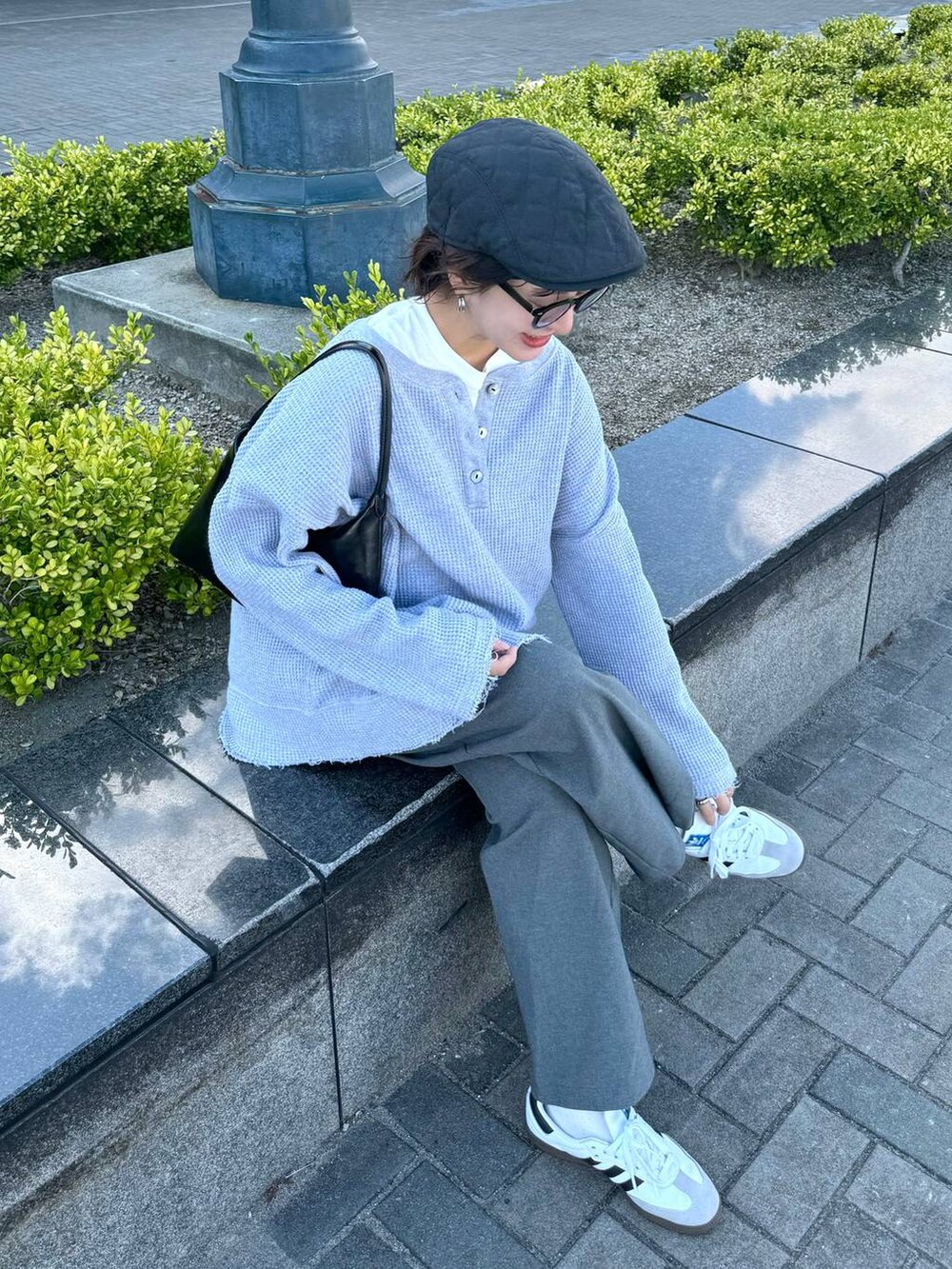 「カジュアル、着痩せ・細見え、オーバーサイズ、テーマパーク、デート/ロマンティック、女子会、女子ウケ、ゆったり、ストリート、メガネ、スニーカー、マタニティウェア、ワントーン、秋コーデ、メガネ女子」｜「JEANASISのオニワッフルクラッシュプルオーバー/151435（Tシャツ/カットソー、グレー系）」を使った、AIKAさん（レディース・159cm）の秋コーディネートの2枚目の写真
