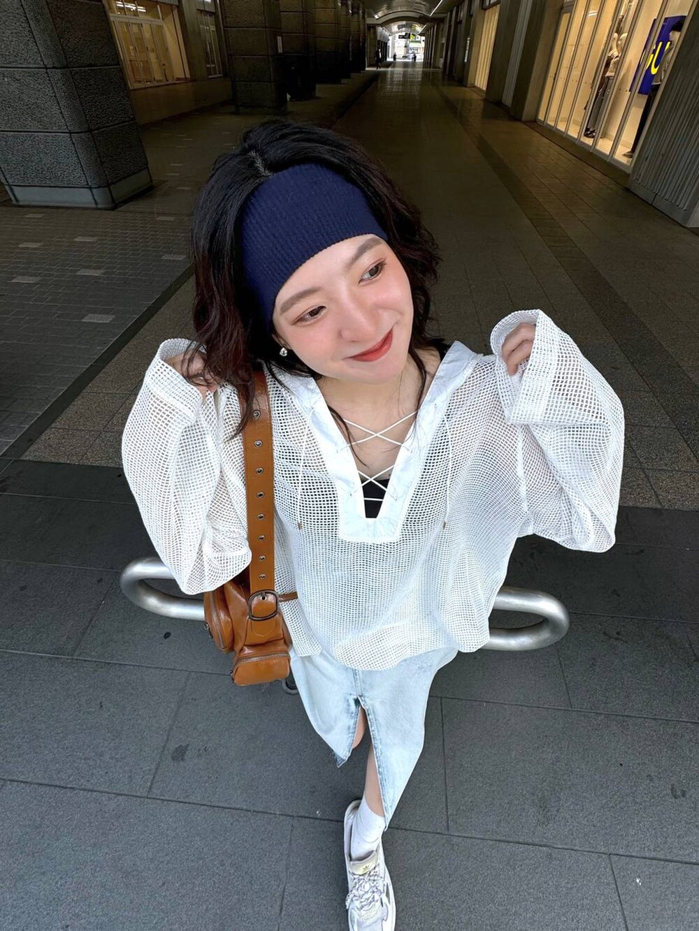 「スニーカー、ジーナシスト_JEANASIS、カジュアル、着痩せ・細見え、オーバーサイズ、テーマパーク、デート/ロマンティック、女子会、女子ウケ、ゆったり、ストリート、メガネ、JEANASIS、夏コーデ、楽ちんコーデ」｜「JEANASISの4ポケットワンショルダーBAG/131265（ショルダーバッグ、ブラウン系）」を使った、AIKAさん（レディース・159cm）の夏コーディネートの4枚目の写真