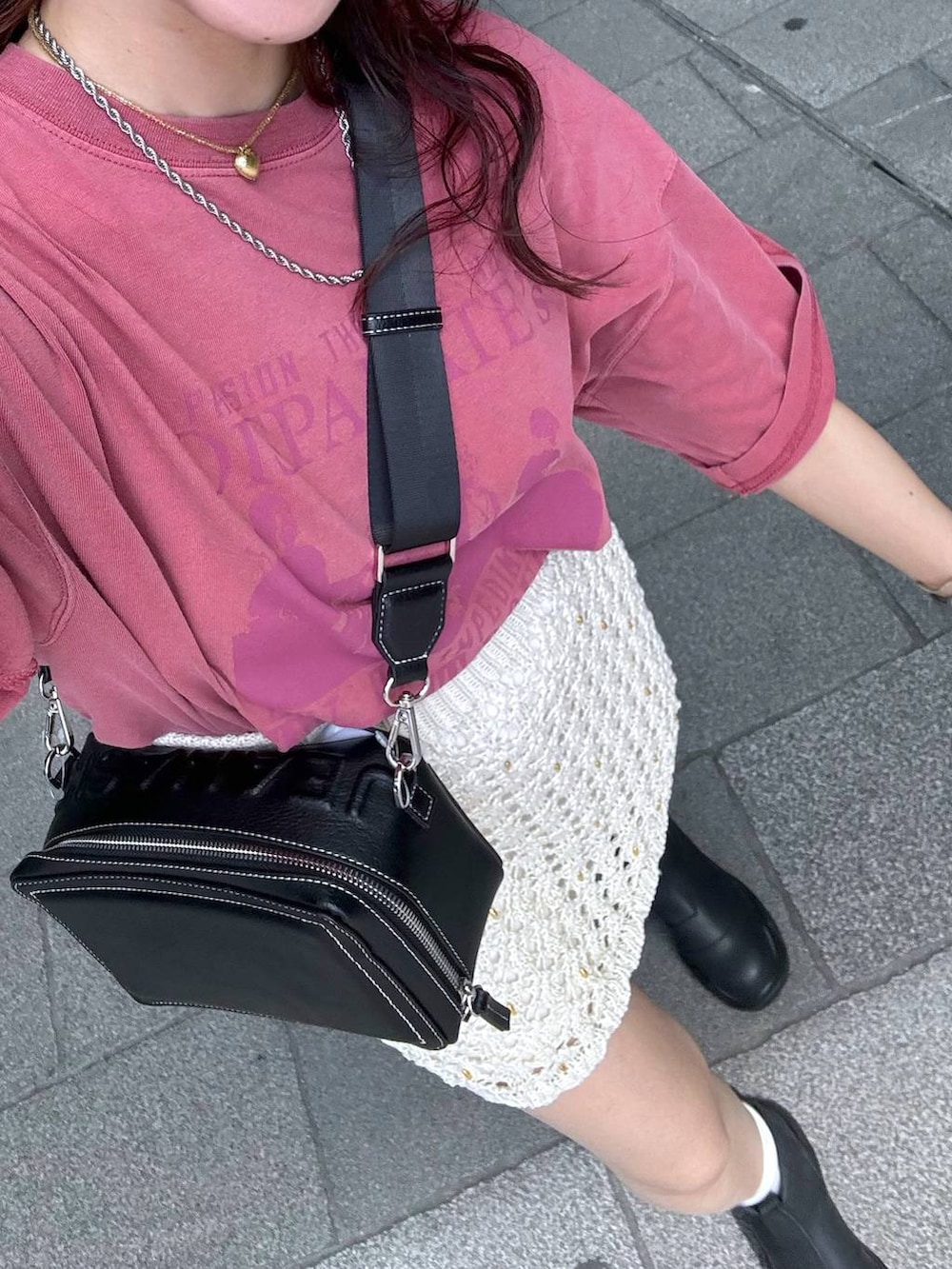 「カジュアル、着痩せ・細見え、オーバーサイズ、テーマパーク、デート/ロマンティック、女子会、女子ウケ、ゆったり、ストリート、メガネ、スニーカー、Tシャツ、ニット帽、ミニスカート、ブーツ」｜「JEANASISのラバーチェルシーブーツ/114214（ブーツ、ブラック系）」を使った、AIKAさん（レディース・159cm）の夏コーディネートの4枚目の写真