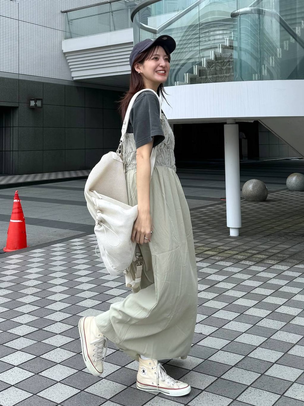 グリーン系のワンピース、ホワイト系のバックパック/リュック、グレー系のTシャツ/カットソーを着用したレディースの夏コーディネートの4枚目の写真