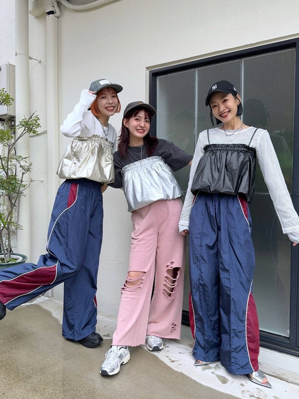 「カジュアル、着痩せ・細見え、オーバーサイズ、テーマパーク、デート/ロマンティック、女子会、女子ウケ、ゆったり、ストリート、メガネ、スニーカー、ジーナシスト_JEANASIS、JEANASIS、春コーデ、スポーティ」｜「JEANASISのメッシュキリカエトラックパンツ/108707（その他パンツ、ブルー系）」を使った、AIKAさん（レディース・159cm）の春コーディネートの3枚目の写真