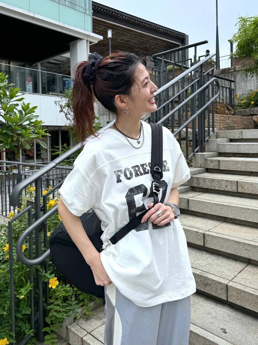 「カジュアル、着痩せ・細見え、オーバーサイズ、テーマパーク、デート/ロマンティック、女子会、女子ウケ、ゆったり、ストリート、メガネ、スニーカー、ジーナシスト_JEANASIS、JEANASIS、Tシャツ、ラフ」｜「JEANASISのナンバリングV BIG TEE/130565（Tシャツ/カットソー、ホワイト系）」を使った、AIKAさん（レディース・159cm）の夏コーディネートの2枚目の写真
