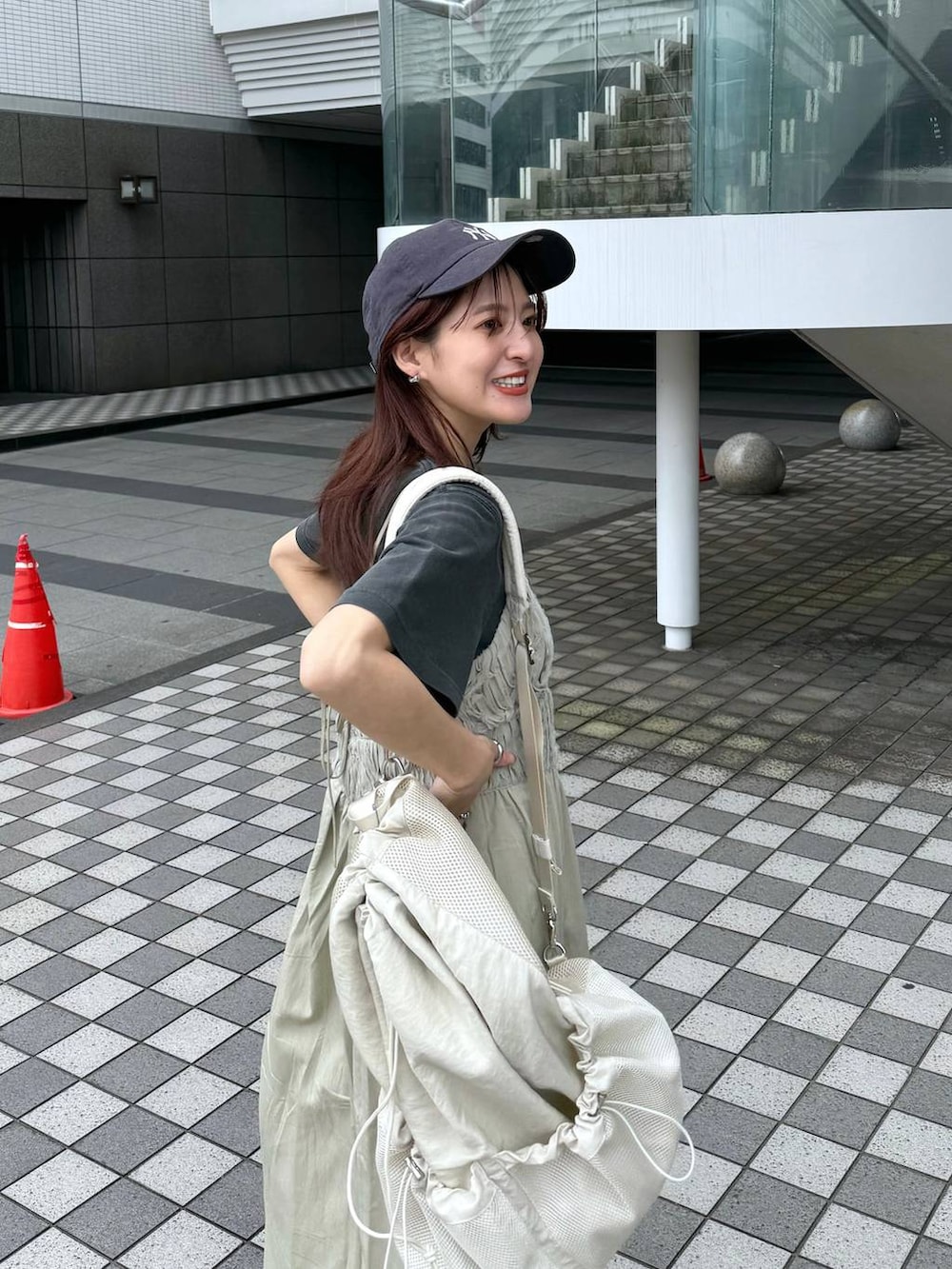 グリーン系のワンピース、ホワイト系のバックパック/リュック、グレー系のTシャツ/カットソーを着用したレディースの夏コーディネートの6枚目の写真