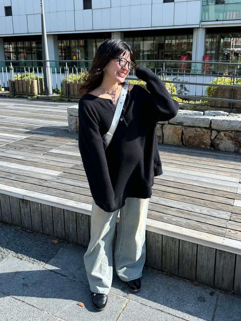 「カジュアル、着痩せ・細見え、オーバーサイズ、テーマパーク、デート/ロマンティック、女子会、女子ウケ、ゆったり、ストリート、メガネ、スニーカー、ジーナシスト_JEANASIS、JEANASIS、デニムパンツ、秋コーデ」｜「JEANASISのBIG 2WAYショルダー/145662（ショルダーバッグ、シルバー系）」を使った、AIKAさん（レディース・159cm）の秋コーディネートの4枚目の写真