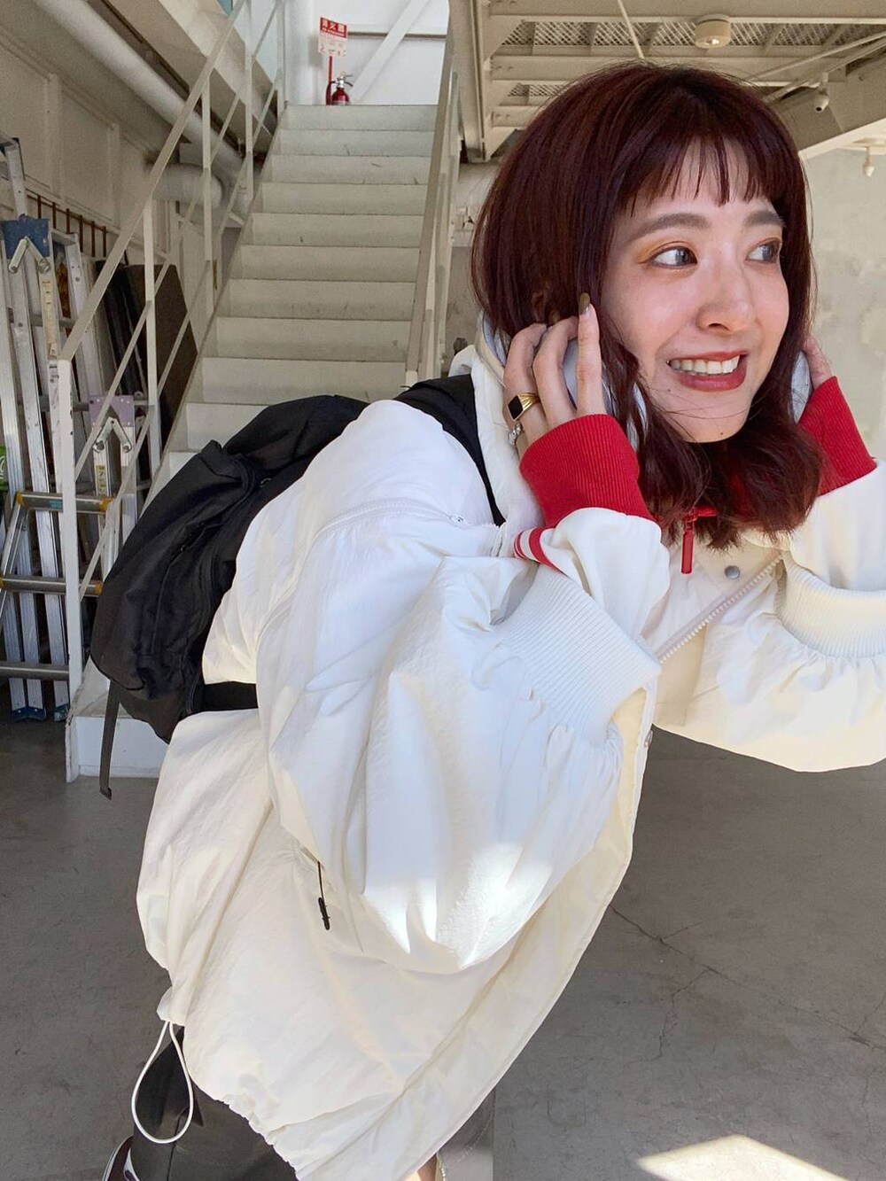「コート、ロングスカート、スポーティ、カジュアル、着痩せ・細見え、オーバーサイズ、テーマパーク、デート/ロマンティック、女子会、女子ウケ、ゆったり、ストリート、メガネ、スニーカー、ジーナシスト_JEANASIS」｜「JEANASISのソデ2WAY M-65コート/169187（ナイロンジャケット、ホワイト系）」を使った、AIKAさん（レディース・159cm）の秋コーディネートの3枚目の写真