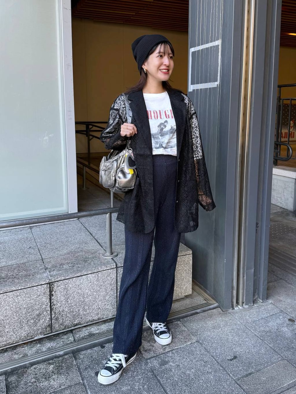 「カジュアル、着痩せ・細見え、オーバーサイズ、テーマパーク、デート/ロマンティック、女子会、女子ウケ、ゆったり、ストリート、メガネ、スニーカー、ジーナシスト_JEANASIS、JEANASIS、ジャケット、ジャケットスタイル」｜「JEANASISのSPACEY ヴィンテージ TEE/116979（Tシャツ/カットソー、ホワイト系）」を使った、AIKAさん（レディース・159cm）の秋コーディネートの4枚目の写真