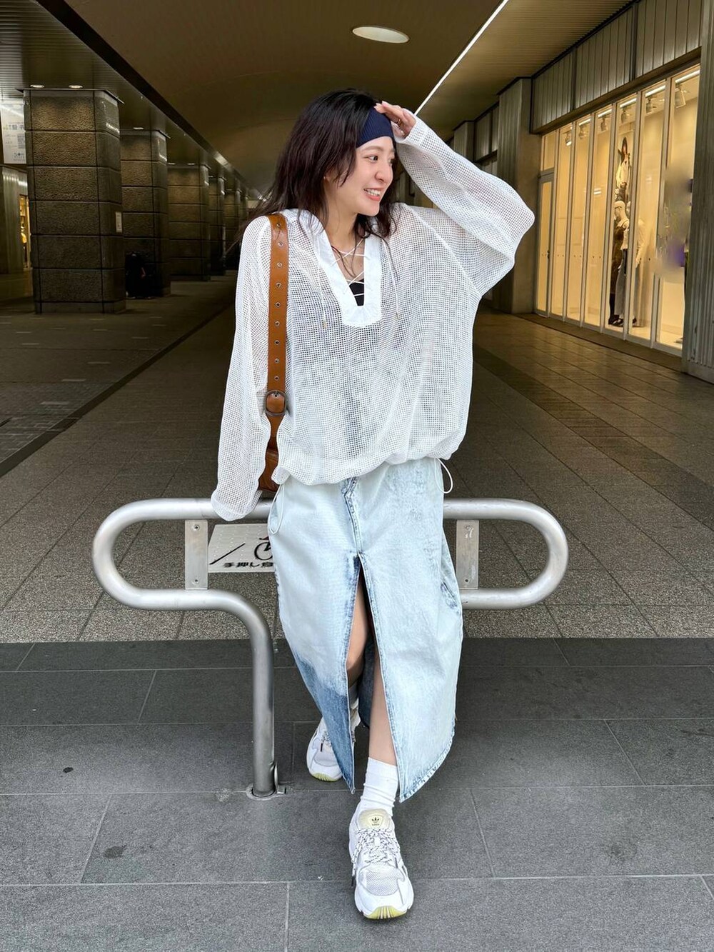 「スニーカー、ジーナシスト_JEANASIS、カジュアル、着痩せ・細見え、オーバーサイズ、テーマパーク、デート/ロマンティック、女子会、女子ウケ、ゆったり、ストリート、メガネ、JEANASIS、夏コーデ、楽ちんコーデ」｜「JEANASISの4ポケットワンショルダーBAG/131265（ショルダーバッグ、ブラウン系）」を使った、AIKAさん（レディース・159cm）の夏コーディネートの3枚目の写真