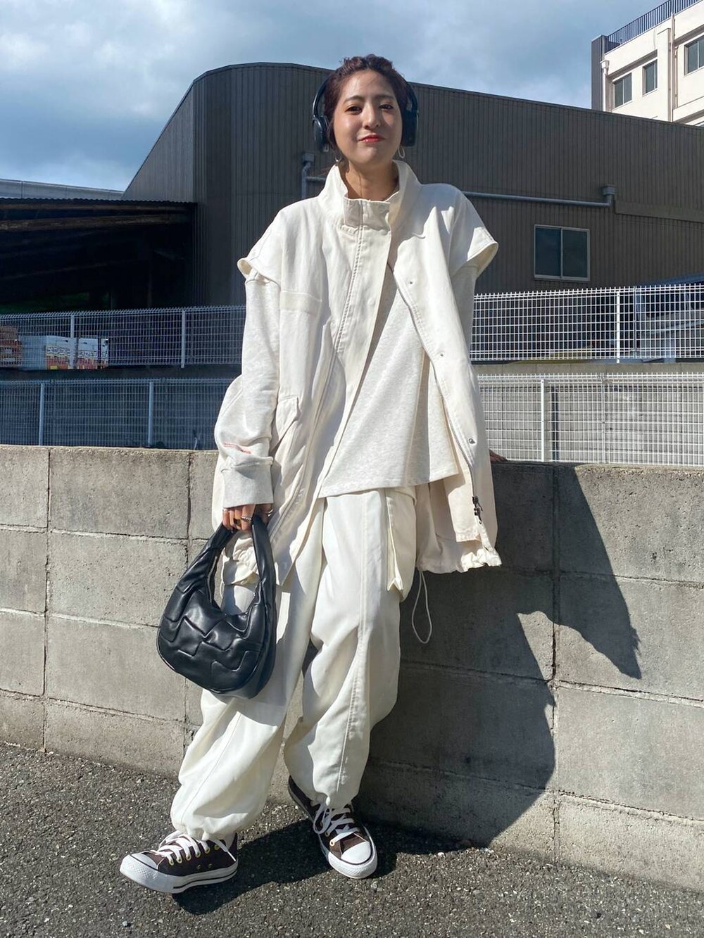 「カジュアル、着痩せ・細見え、オーバーサイズ、テーマパーク、デート/ロマンティック、女子会、女子ウケ、ゆったり、ストリート、メガネ、スニーカー、JEANASIS、ラフ、楽ちんコーデ、ベスト」｜「JEANASISのソデ2WAY M-65/264467（ミリタリージャケット、ホワイト系）」を使った、AIKAさん（レディース・159cm）の秋コーディネートの4枚目の写真