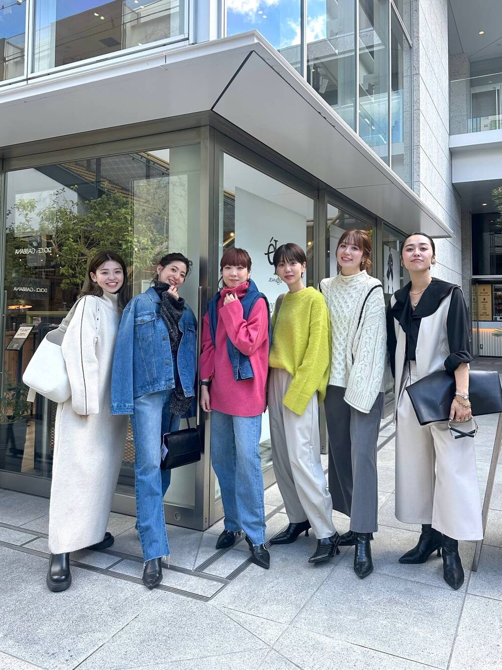 「女子ウケ、ゆったり、ストリート、カジュアル、オーバーサイズ、メガネ、スニーカー、デニムパンツ、デニムジャケット、ジーナシスト_JEANASIS、JEANASIS、eL、女子会、ニット、きれいめ」｜「eLの【eL】Chain Mini Bag/966585（ハンドバッグ、ブラック系）」を使った、AIKAさん（レディース・158cm）の夏コーディネートの7枚目の写真