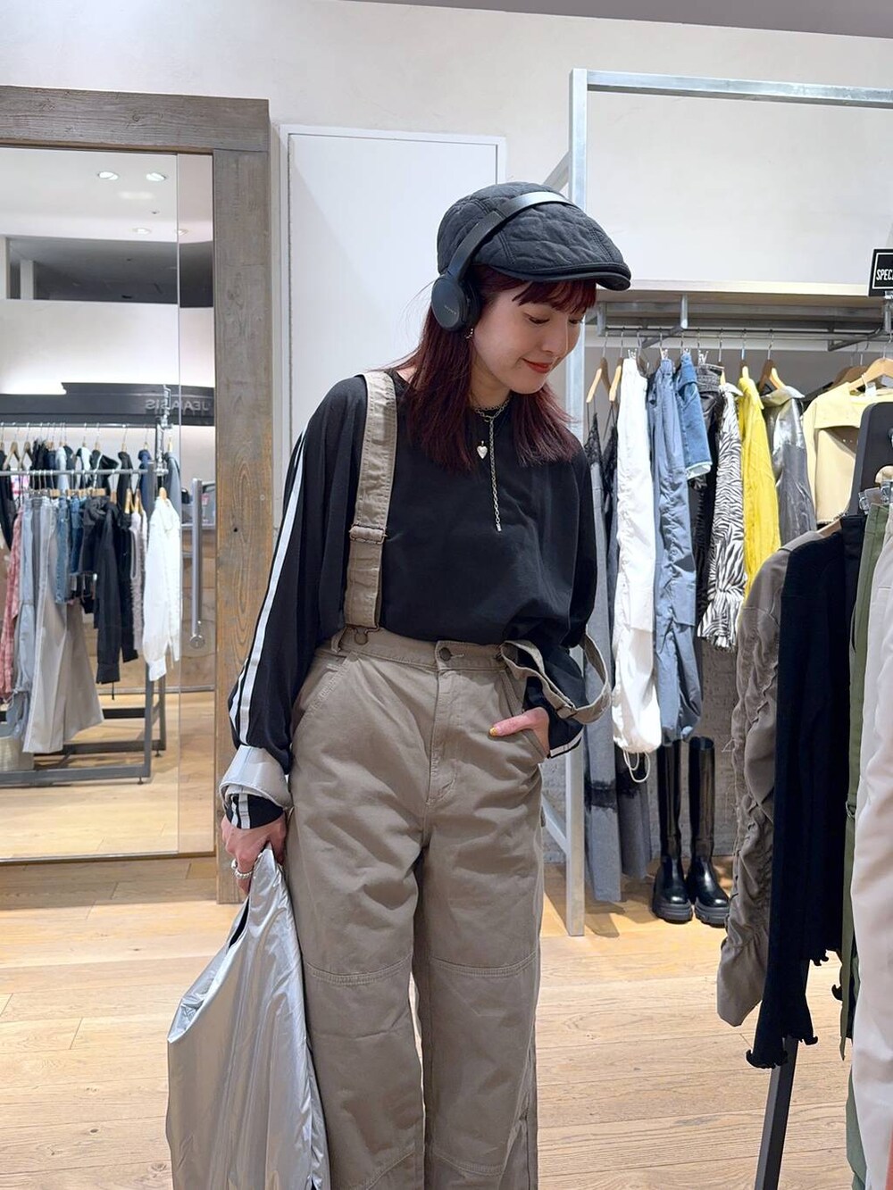 「スニーカー、ロンT、カジュアル、着痩せ・細見え、オーバーサイズ、テーマパーク、デート/ロマンティック、女子会、女子ウケ、ゆったり、ストリート、メガネ、春コーデ、ジーナシスト_JEANASIS、JEANASIS」｜「JEANASISのシアーテンジクラインロンTEE/975236（Tシャツ/カットソー、ブラック系）」を使った、AIKAさん（レディース・159cm）の春コーディネートの3枚目の写真
