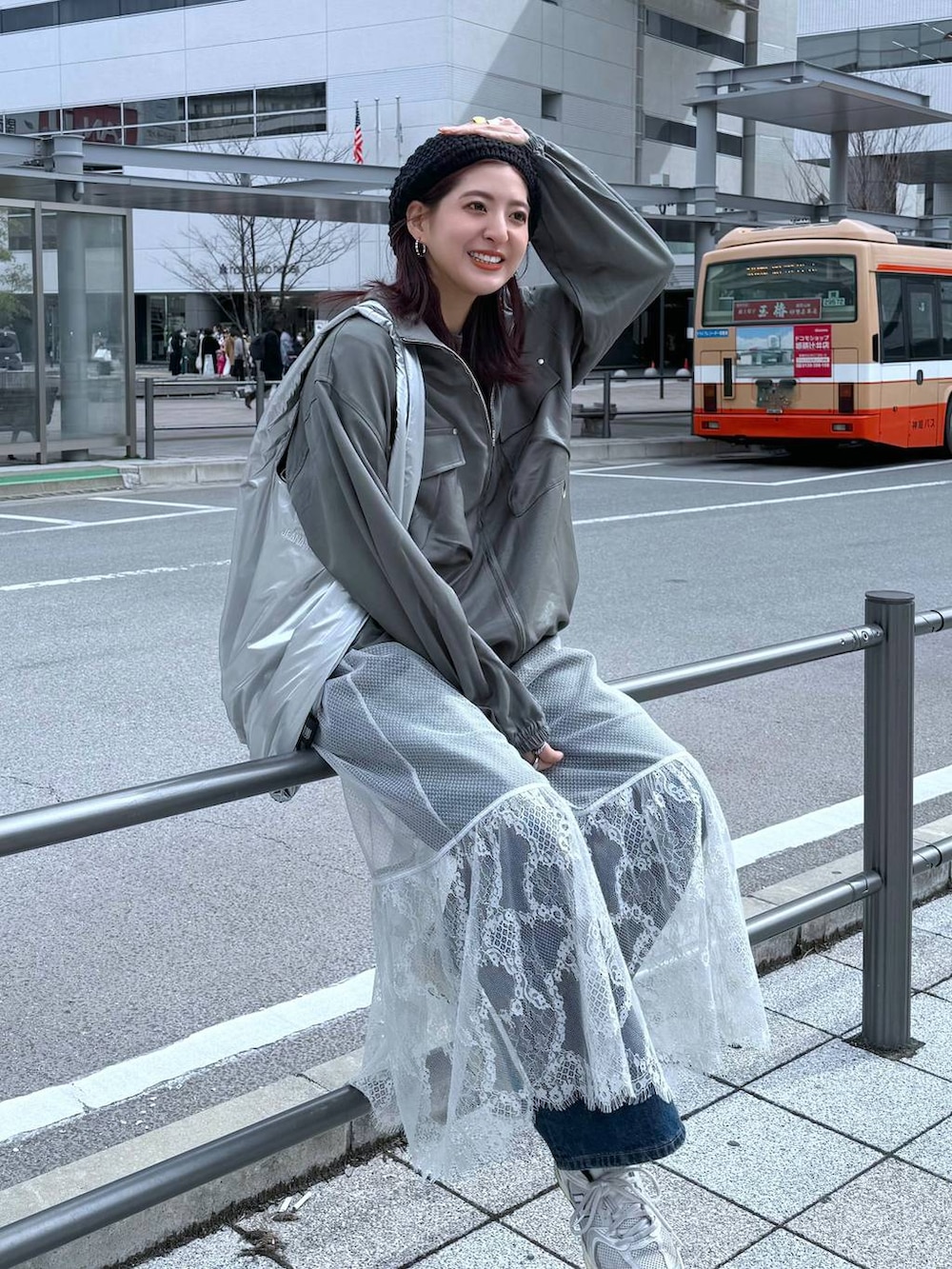 グリーン系のシャツ/ブラウス、ブルー系のデニムパンツ、グレー系のスカートを着用したレディースの春コーディネートの6枚目の写真