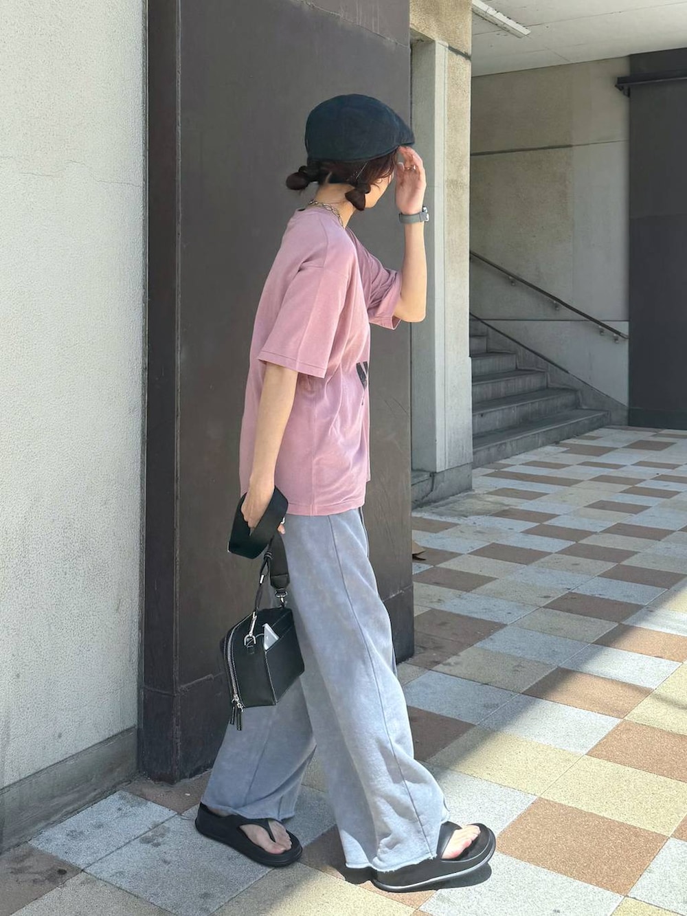 「カジュアル、着痩せ・細見え、オーバーサイズ、テーマパーク、デート/ロマンティック、女子会、女子ウケ、ゆったり、ストリート、メガネ、スニーカー、ジーナシスト_JEANASIS、JEANASIS、ラフ、楽ちんコーデ」｜「JEANASISのチャームツキミニショルダー/118758（ショルダーバッグ、ブラック系）」を使った、AIKAさん（レディース・159cm）の夏コーディネートの3枚目の写真