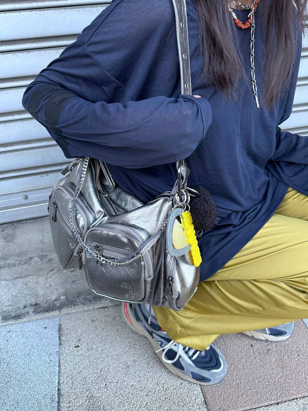 「カジュアル、着痩せ・細見え、オーバーサイズ、テーマパーク、デート/ロマンティック、女子会、女子ウケ、ゆったり、ストリート、メガネ、スニーカー、ジーナシスト_JEANASIS、JEANASIS、バッグ、ショルダーバッグ」｜「JEANASISの4ポケットワンショルダーBAG/131265（ショルダーバッグ、シルバー系）」を使った、AIKAさん（レディース・159cm）の夏コーディネートの4枚目の写真