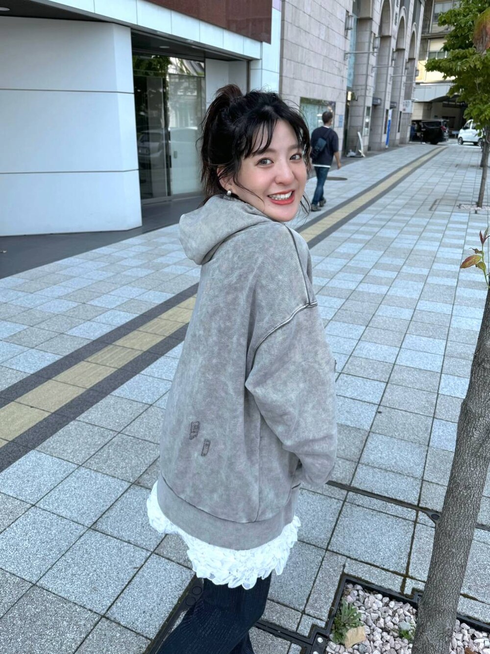 「カジュアル、着痩せ・細見え、オーバーサイズ、テーマパーク、デート/ロマンティック、女子会、女子ウケ、ミニスカート、マタニティウェア、ゆったり、ストリート、メガネ、スニーカー、フェミニン、ジーナシスト_JEANASIS」｜「JEANASISのラメリブニットパンツ/146389（その他パンツ、ブルー系）」を使った、AIKAさん（レディース・159cm）の秋コーディネートの6枚目の写真