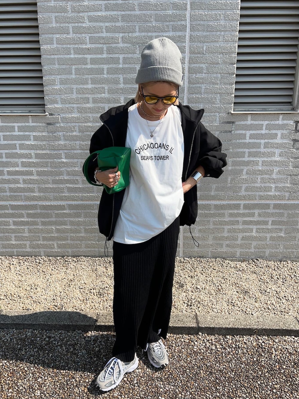 ホワイト系のTシャツ/カットソー、グリーン系のショルダーバッグ、ブラック系のスカートを着用したレディースの秋コーディネートの4枚目の写真