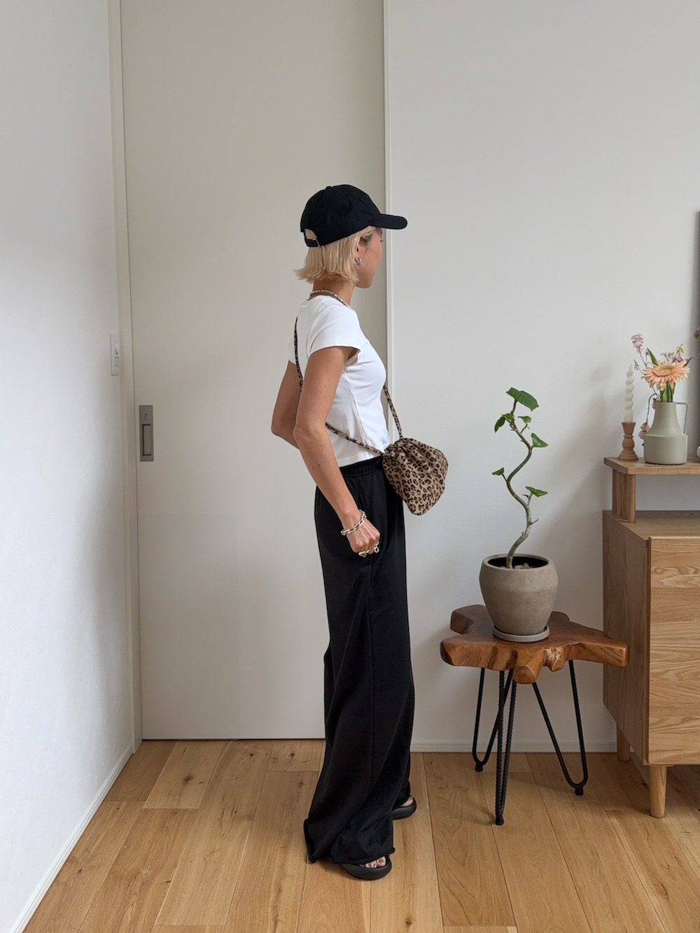 ブラック系のTシャツ/カットソー、ブラック系のスウェットパンツを着用したレディースの春コーディネートの4枚目の写真