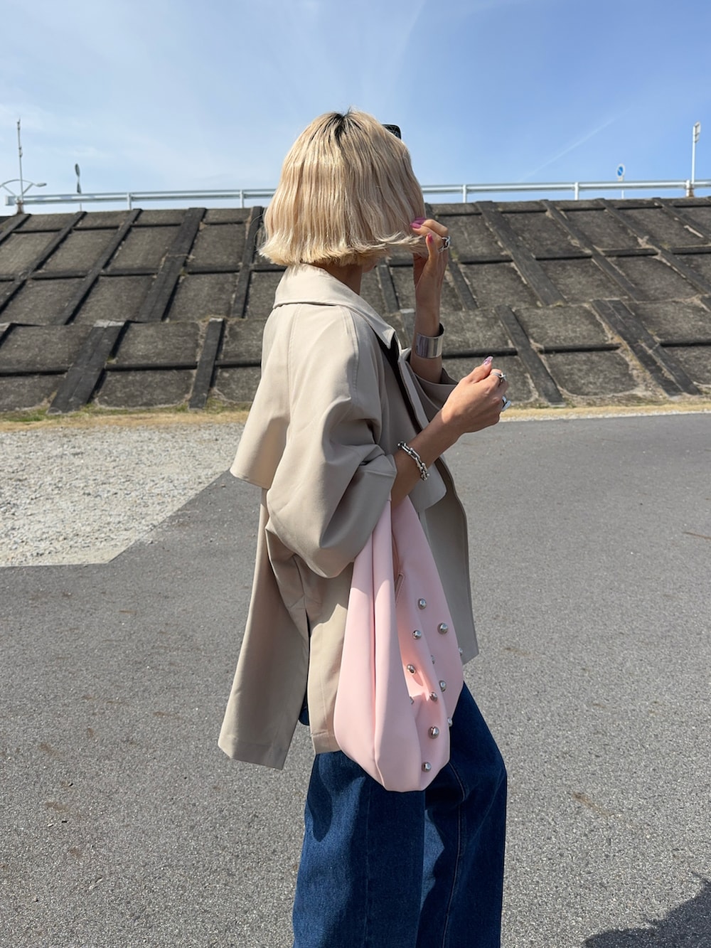 ベージュ系のトレンチコート、レッド系のTシャツ/カットソー、その他のバレエシューズを着用したレディースの春コーディネートの4枚目の写真